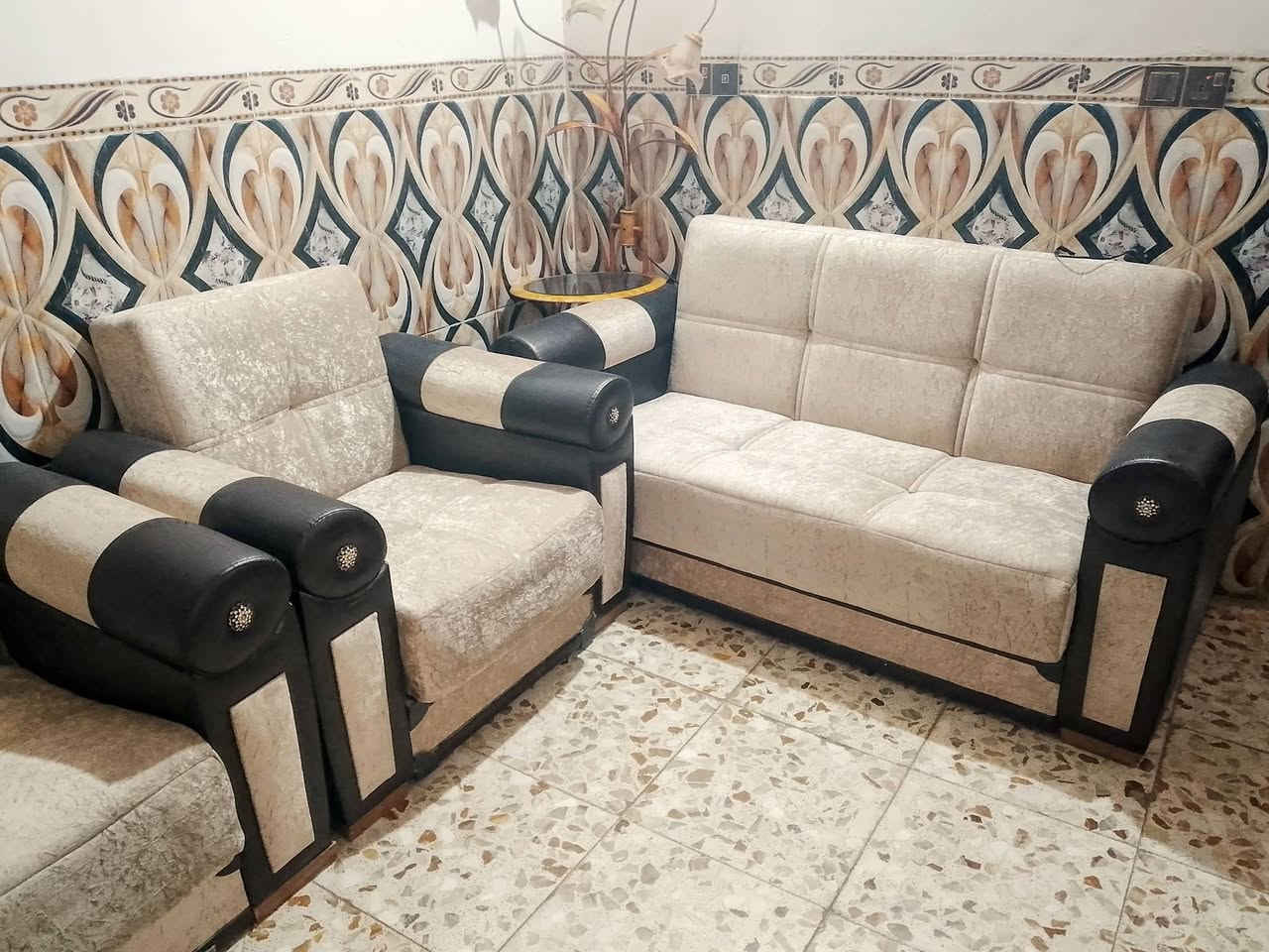 تخم  اخو الجديد وكلش حلو احلاة من الصوره ب الف مره قلاب يعني يصير جربايه كلهن ينقلبن يصيرن جربايه نضافه فول خمس قطع.  12 نفر السعر 325 وبيه مجال العنوان محاويل *********** يرهم مراوس ب سبلت او مكيف محترك وحسب لاتفاق او كاونتر
