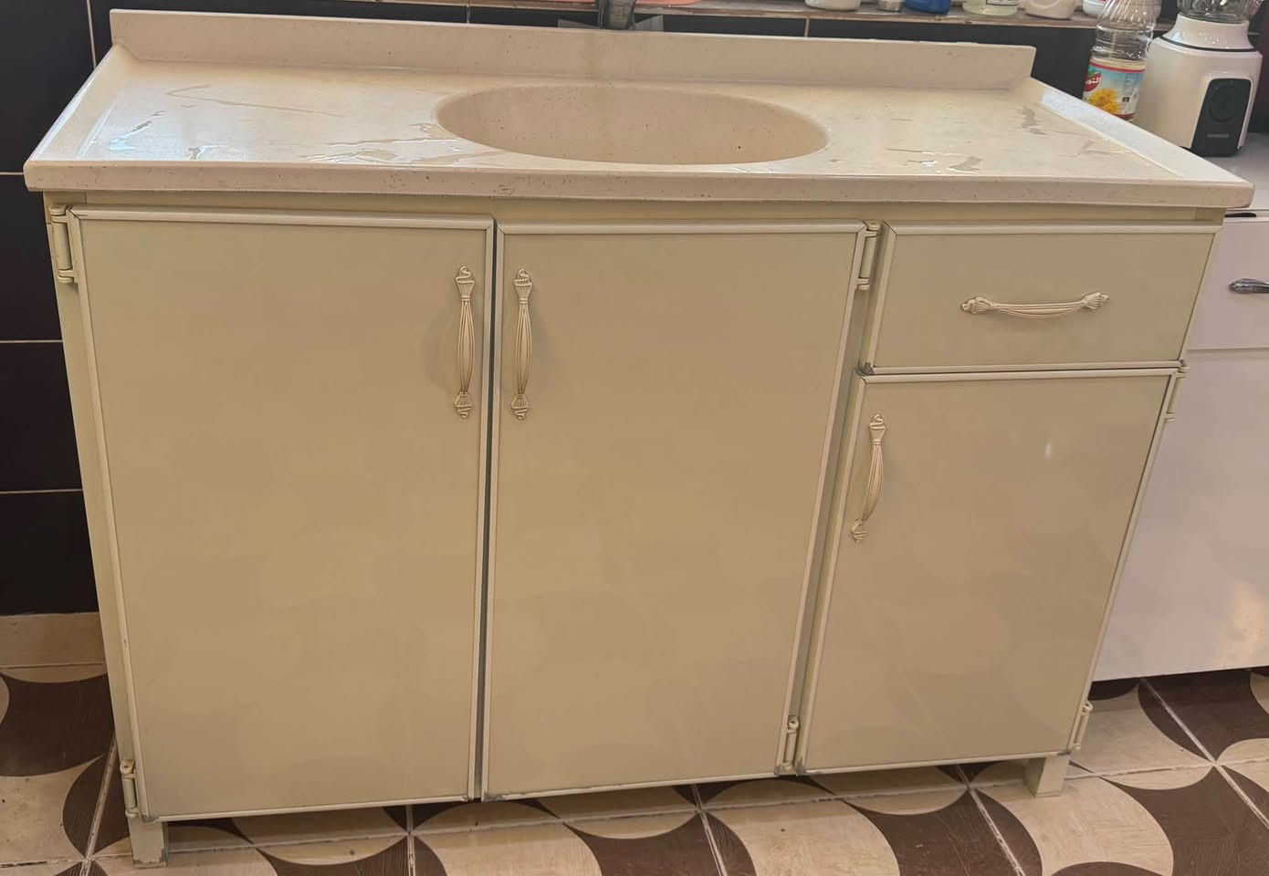 اغراض بيت للبيع كاونتر 3 قطع وطباخ وغساله هيتاشي اصلي للاستفسار الاتصال على الرقم *********** واتساب متوفر
