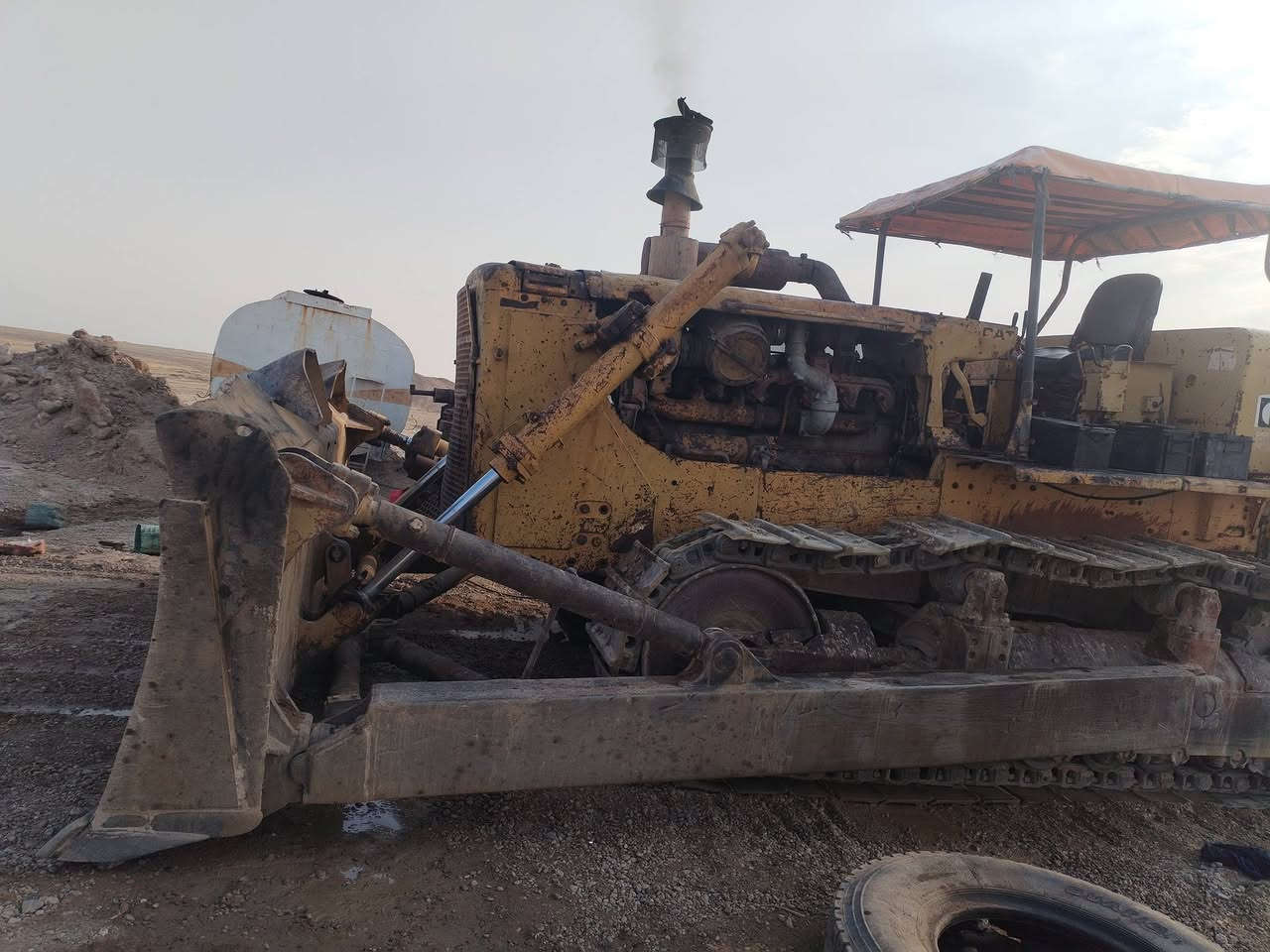 بلدوزر للبيع جاهزه للشغل الفيتر شاكر *********** بسعر مناسب
