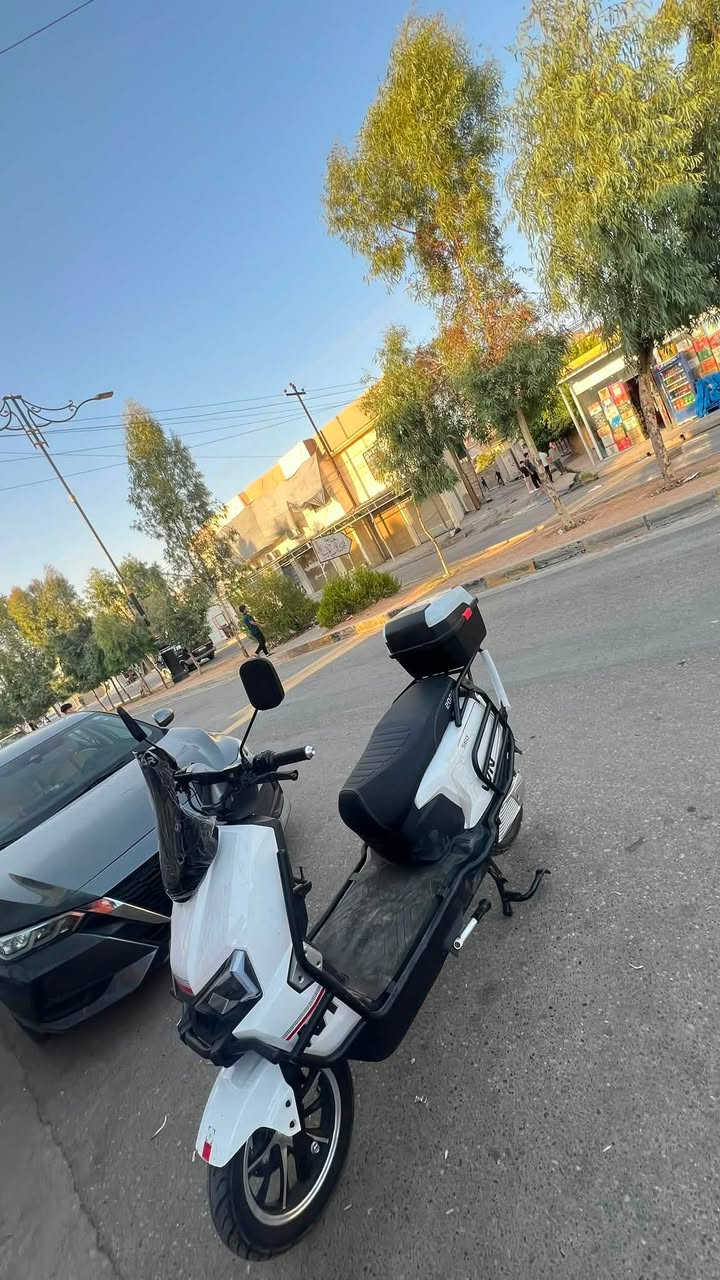ماطور صاعقة معروفه مواصفاتو
لون ابيض
نظام abs
نظام رجوع الى خلف R
6 بطاريات گرافين مسطرة شرط فحص 
فول سرعة 
ملف 2500 
الماطور مستخدم اربع ايام فقط
نظافة 100 
اي خلل يرجع الماطور 
السعر مليون و 125 وبي مجال بسيط 
للتواصل ***********

