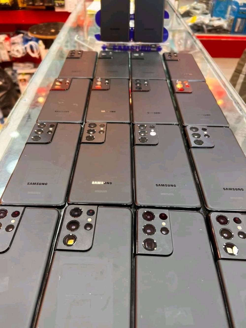 الجهاز الراقي من سامسونج النوت
فئه النوت راقيه
samsung not 20 ultara
سامسونج نوت 20 الترا 
الشاشة: Dynamic AMOLED 2X بحجم 6.9 بوصة، بدقة QHD+ وتدعم معدل تحديث 120Hz.  
المعالج:   Snapdragon 865+ 
الذاكرة والتخزين: ذاكرة عشوائيه  12GB RAM، مع مساحة تخزين 256 كيكا بايت
الكاميرا الخلفية (ثلاثية): أساسية 108 
البطارية: 4500 مللي أمبير، تدعم الشحن السريع بقدرة 25 واط والشحن اللاسلكي.  
الميزات: قلم S-Pen محسّن بتأخير 9ms، مقاومة الماء والغبار IP68، وهيكل من الزجاج Gorilla
بسعر 460 الف 
بغداد زيونه ربيعي قرب مجمع البركه 
***********