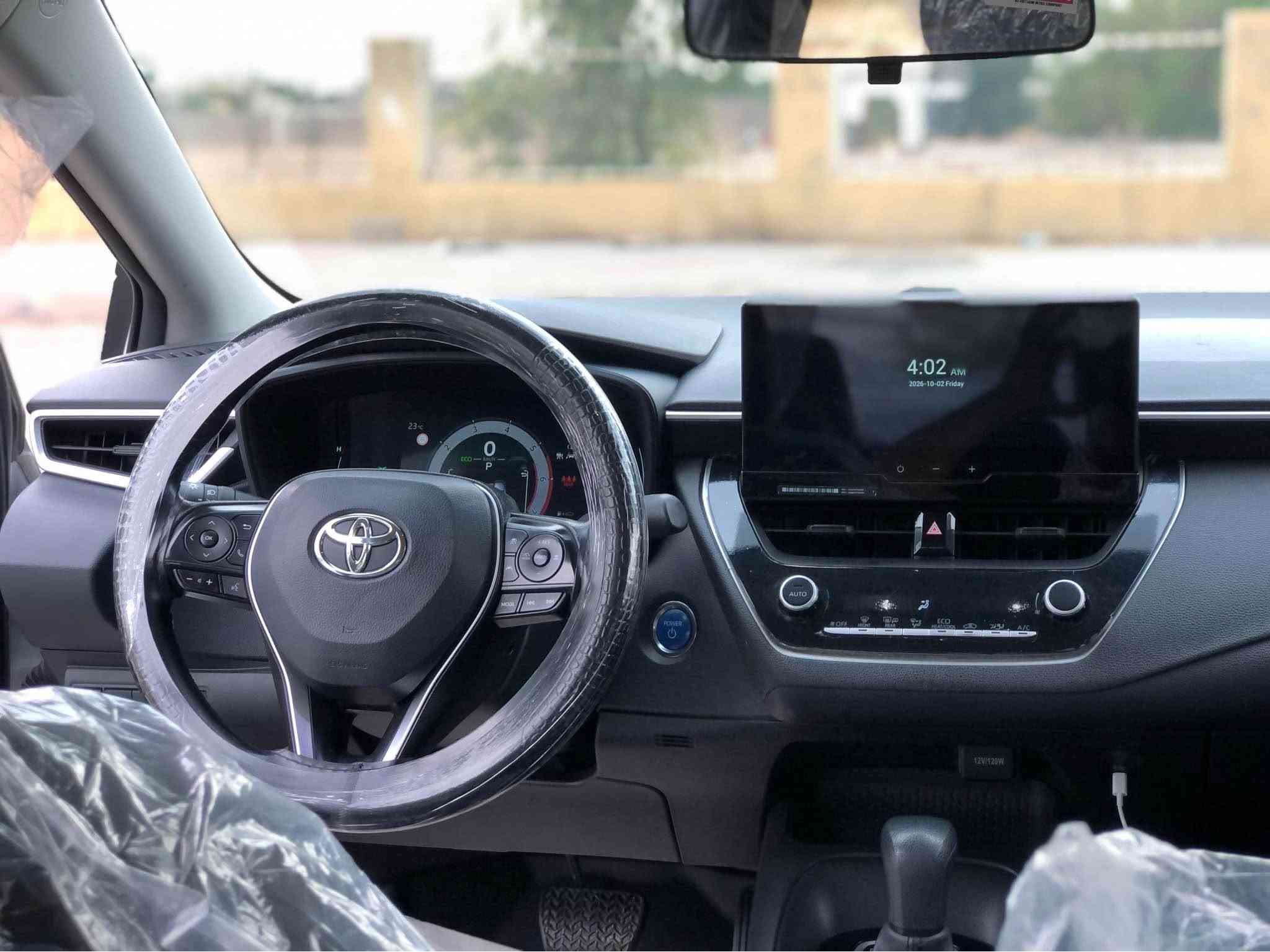 سلام عليكم 
للبيع كورلا هايبرد 1.8 2024 
بطاقة بانزين بيه
شرط التحويل 
سياره كلش نضيفه وجديده
بيه رصعات اصغار 
*********** كركوك, العراق
