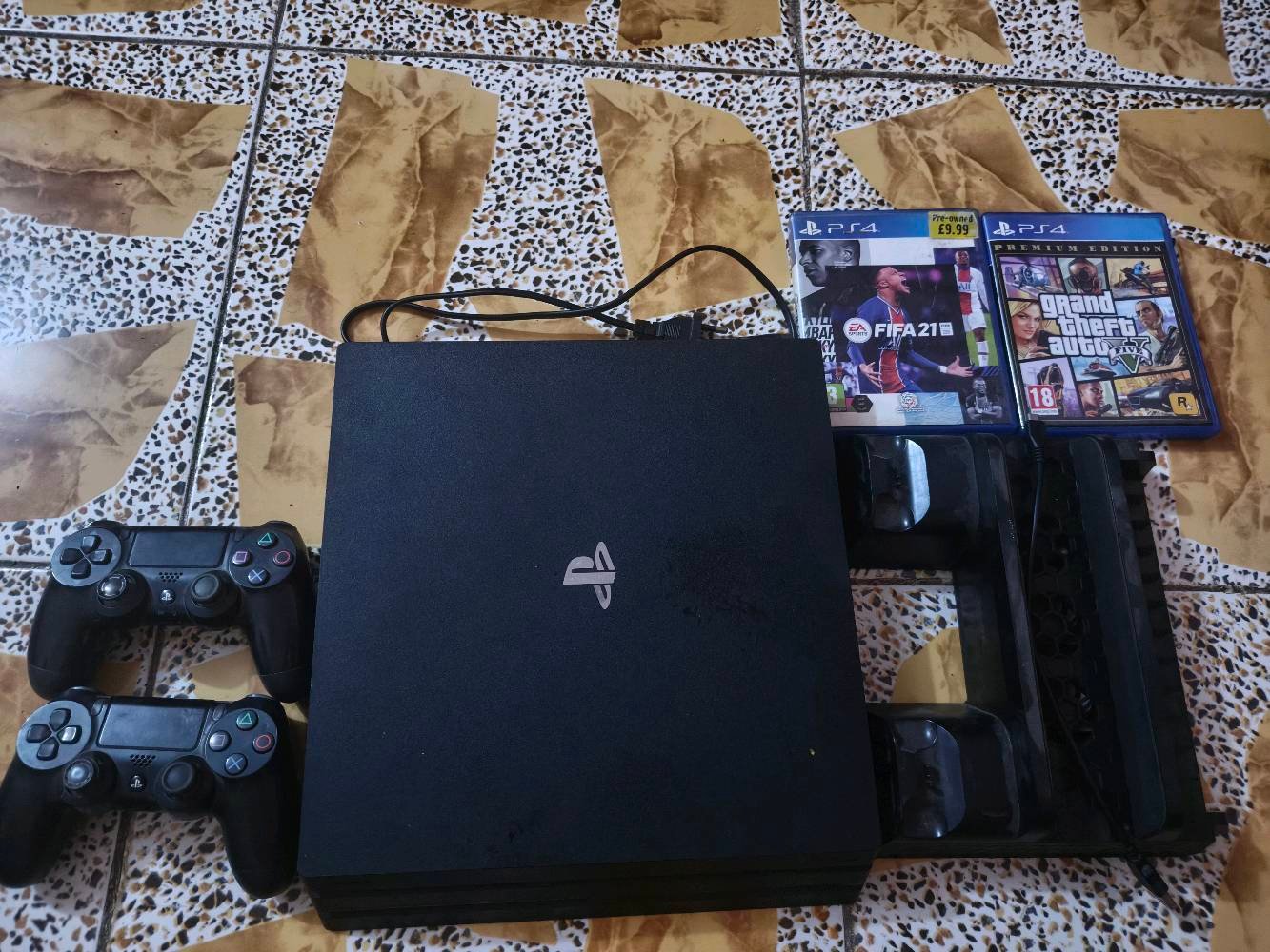 PlayStation 4 Pro (نظيف جداً وقابل للتهكير) 🎮
مواصفات الجهاز: بلايستيشن 4 برو بحالة ممتازة، هارد 1 تيرا كامل.
إصدار النظام: 12.50 (نظام قديم وممتاز يفيد للتهكير 🔓).
الملحقات والأقراص:
مبرد أصلي للجهاز (يحتوي على شاحن لليداس ومكان لتخزين الأقراص 🌬️).
يدة تحكم أصلية 🎮 + يدة تحكم تجارية إضافية.
قرص FIFA 21 (مستعمل بحالة جيدة).
قرص GTA V (جديد كرتونة 📀).
ملاحظة أمانةً: الجهاز ما بي أي خلل نهائياً، بس الهارد بطيء شوية وأنطيتكم هاي المعلومة بكل صراحة.
السعر: 330 ألف (قابل للتفاوض البسيط للجادين) 💵.
للتواصل والاستفسار مراعاة الرسائل أو الاتصال.