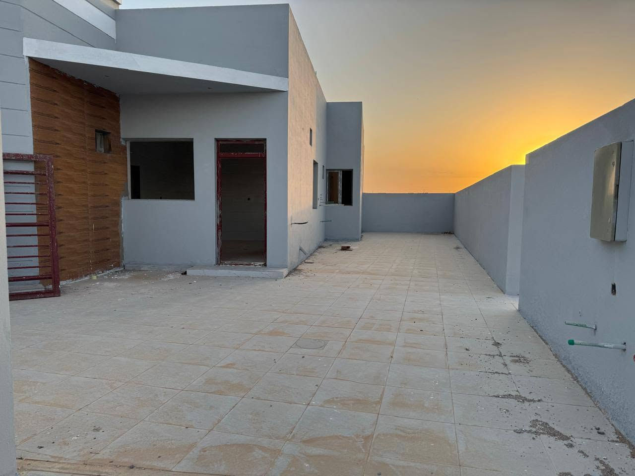 الفلوجه مجمع( الزهور ١)
خلف جامعة السراج 
قرب سيطرة الموظفين 
البيت ركن على شارع ٤٠ الشارع الرئيسي للمجمع
الشارع المجاور ١٥ 
المساحه (٣١٧) متر 
غرفتين وصاله وحمام ومطبخ 
البيت طابق واحد 
جاهز للسكن وباقي على شد الباب الخارجي حاليا 
سعر البيت (١٥٠) مليون كما موجود في العقد 
نظام التعاقد ليس على المصرف بل اقساط
دافع (٨٢) مليون نقدا
والباقي دفع اقساط (٧٤٠) الف دينار بالشهر .
‏‪***********‬‏
