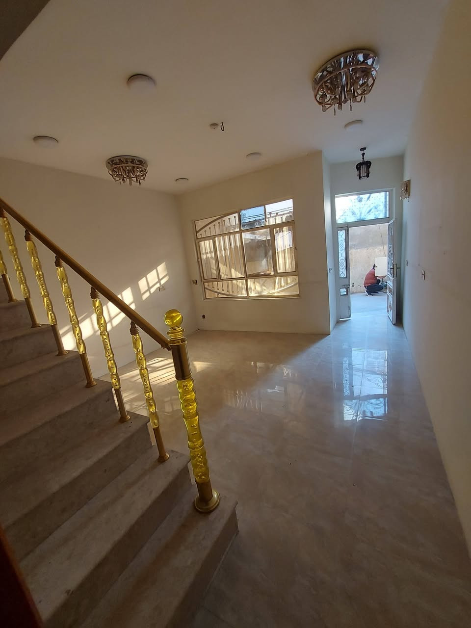 🏘 دار للأيجار ✅️ بعقوبة البحيرة ✅️ بناء حديث ✅️ موقع مميز ✅️ خدمات كاملة 
✅️ مقابل معهد الأماني للتدريس الخصوصي 
🏚 ايجار الدار [[ ٥٠٠ ]] قابل للتفاوض 
🔺️ مساحة ( ١٠٠ ) متر 
🏚 طابق الأول ( ١ ) غرفة نوم ✅️ ستقبال ✅️ صالة ✅️ مطبخ ✅️ مجموعة صحيات ✅️ مناور ( ٢ ) ✅️ كراج سيارة 
🏘 طابق ثاني ( ٢ ) غرفة نوم ✅️ صالة ✅️ مجموعة صحيات ✅️ بيتونة ✅️ مع سطحين
للاستفسار مع مكتب نجاح العميري للعقار ☎️
 موقع المكتب ⬅️ مدخل العزات مجاور اسواق نوتيلا الغذائية 🛒 او التواصل على الماسنجر او الواتساب على الرقم *********** 📞📞
