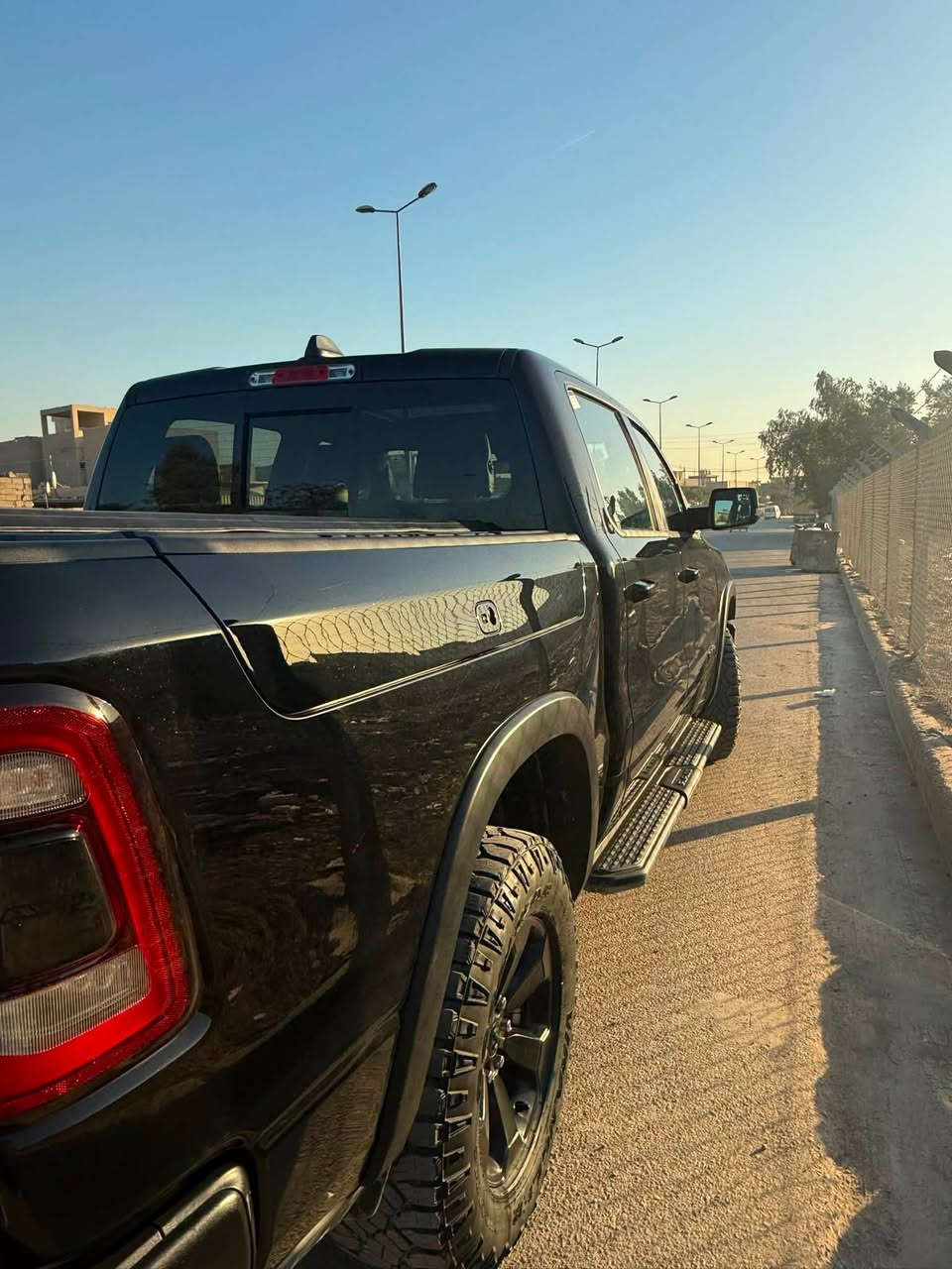 ملاحضة تم تنزيل السعر بسبب الاستعجال في البيع 

السعر 450 شباب الشراي يتصل واذا محصلتني واتساب رساله واني اتصل عليك  السيارة مماشيه وكامله مناقصها اي شي

رام ريبل مع نضام ال etorque الكهرباء مساعد بتقليل صرف الوقود 
ضررموضح مع الصور الضرر باب السايق مبدل والباب الخلفي راجع بارد والدوسة مصلحة 
السيارة ماشية 16000الف كيلو متر مو ميل يعني السياراه مماشيه 
الموديل : 2024 . (وارد امريكي ) . 
المحرك : V8 5.7L . 
المواصفات :
* رام بوكس 
* كزوز سستم . 
* شاشة كبيرة 12 أنچ . 
* نظام ملاحة GPS . 
* صناديق تخزين خلفية رام بوكس .
* سقف بانوراما . 
* المصابيح الأمامية زنون .
* كشافات الضباب زنون . 
* المصابيح الأمامية LED .
* المصابيح الخلفية LED . 
* نقطة عمياء . 
* دخول ذكي (بصمة) . 
* تشغيل عن بعد .
* مقاعد رياضية من الجلد الفاخر خاصة لنسخة REBEL
* ذاكرة لحفظ وضعيات الجلوس . 
* مقعد السائق كهربائي. 
* مقعد الراكب كهربائي. 
* باب الصندوق الخلفي قابل للفتح بثلاث اتجاهات . 
* كاربون فايبر . 
* تدفئة مقاعد . 
* تدفئة ستيرن . 
* المقاعد كهربائية .
* نظام خرائط  GPS . 
* حساسات امامية .
* حساسات خلفية . 
* كاميرا خلفية . 
* دوسات جانبية . 
* مكيف خلفي .
* الويلات مع الاطارات مخصصة للطرق الوعرة .
* منظومة كاملة لقطر العربات . 
* المرايا الجانبية قابلة للطي كهربائيا .  
* الشباك الخلفي كهربائي .
* غطاء جلد للبودي الخلفي .
* إمكانية تعديل ارتفاع دواسات البنزين والبريك كهربائيا . 
* هاند بريك كهربائي . 
* نظام تشغيل واطفاء اوتوماتيك لتقليل صرف الوقود . 
* مرايا بخاصية التعتيم الذاتي . 
الاستفسار ***********
