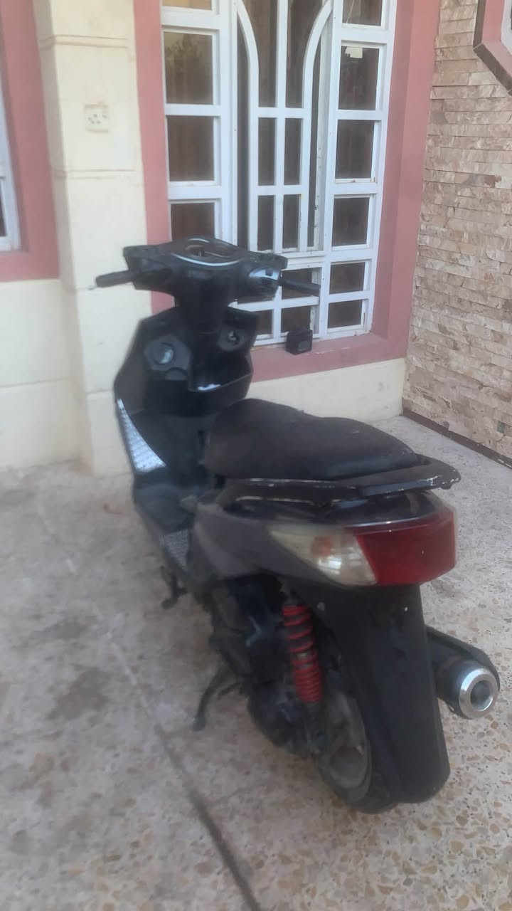سلام عليكم سكنس فحل نضيفه كما موضحه كدامك بل صوره الدراجه كلها بلاديه مكينه مفتوحه مبدل زنجيل فقط بوشه وبستم٥٨ونص بلاديات الدراجه صوته ناعم وعليه كلجات رياضي اصلي تشك الكاع شلعه ومعدل عليها ادامه كهربائيات الدراجه بيها نقص واحد باتري وكابريته تخربط جيب وياك كابريته وافحصها 
للبيع سعرها ي٤٧٥
وللمراوس بدراجه حسب نضافه
للتواصل واتساب ***********
