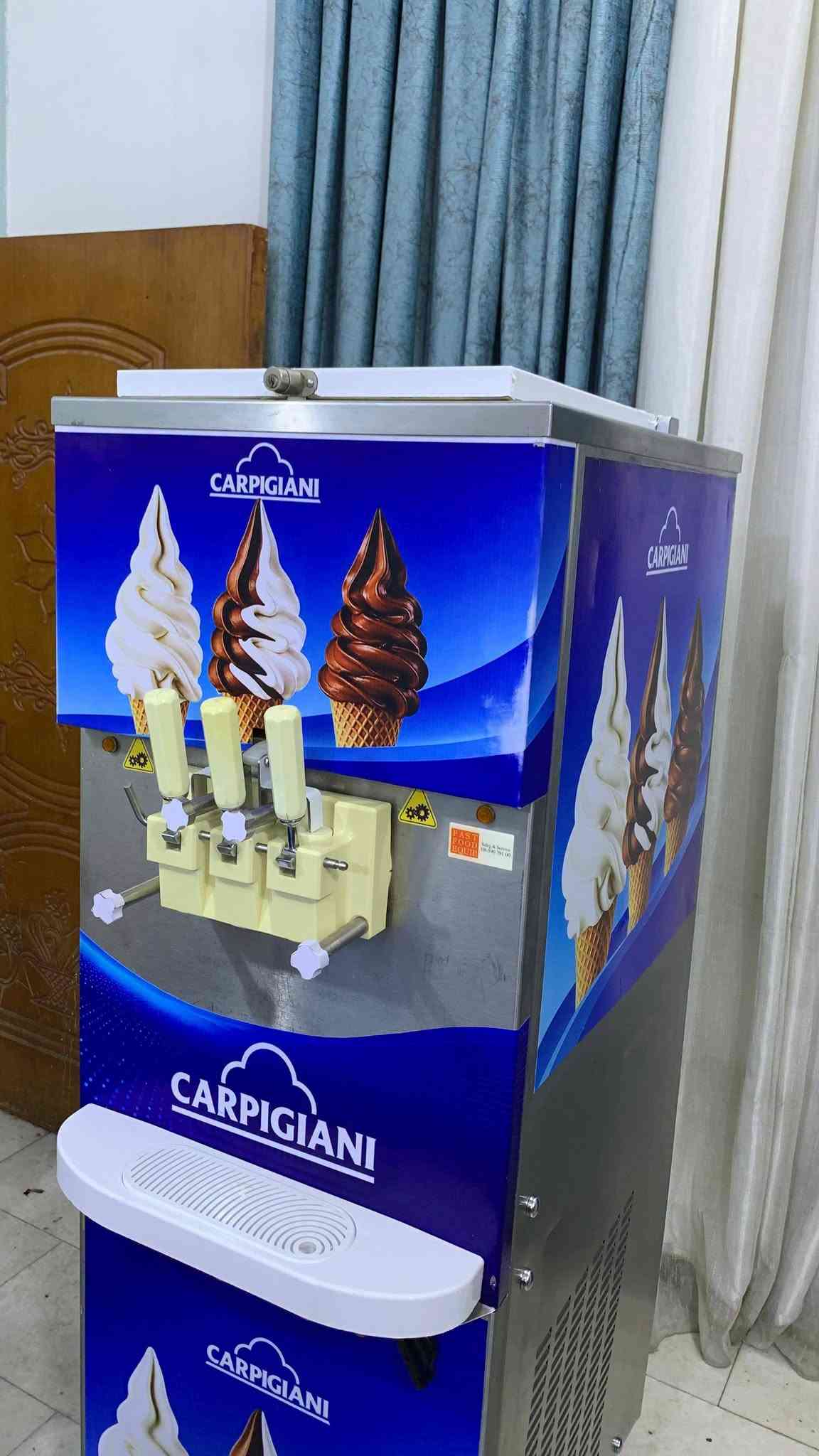 السلام عليكم
سوفت ايسكريم
 كربجاني ايطالي 
بم وخلاط مستخدمه 
الاصليه نظافه 90% 
ثري فيز 
تبريد هواء 
خزن ليلي
غسل ذاتي 
***********
***********
