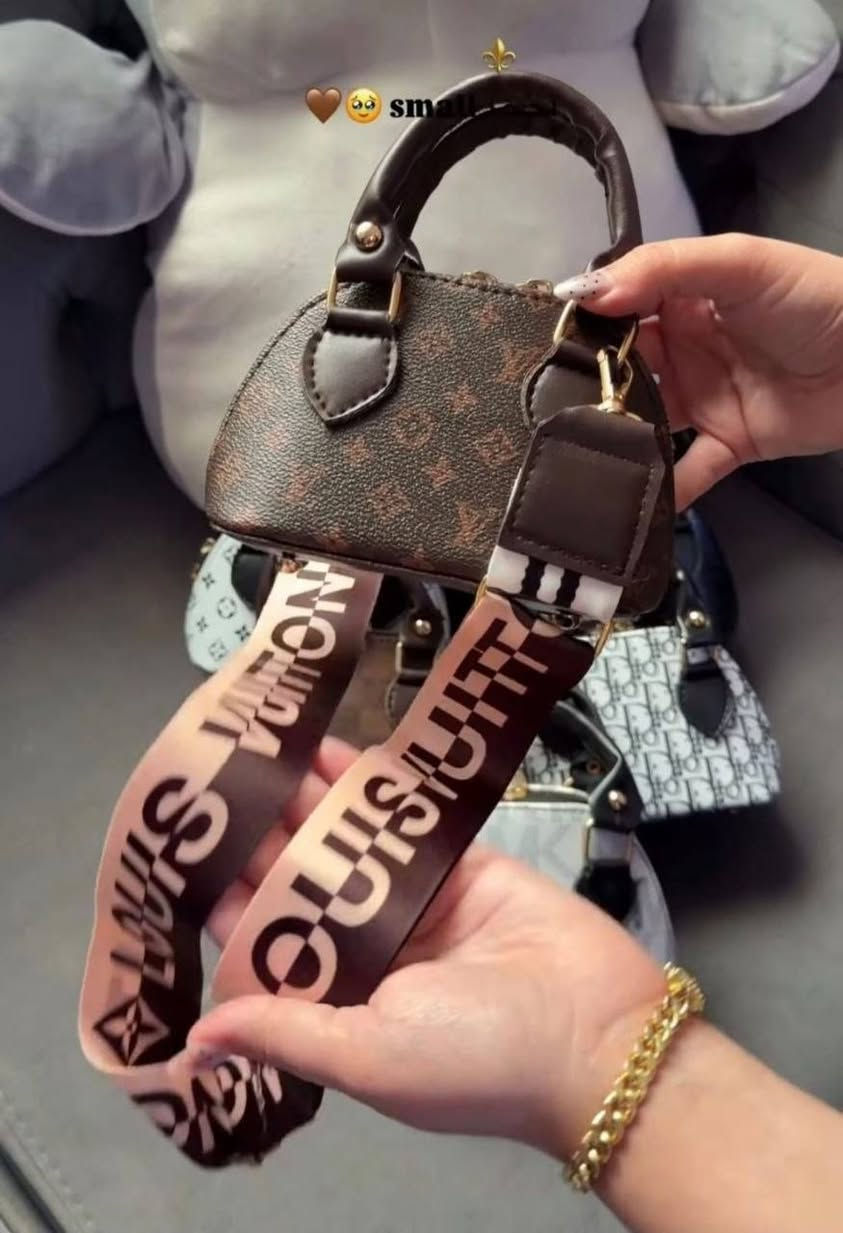 جنط جلد قطعه 7 الف فقط❤️‍🔥 كل ٤ قطع جنطه هديه👜 من اختيار البيج  توصيل🚗 الف داخل رفاعي للحجز مراسله خاص 👇

نص مكتوب في الصور:
- 🤎😳small🤎
- كتيبه كبيره