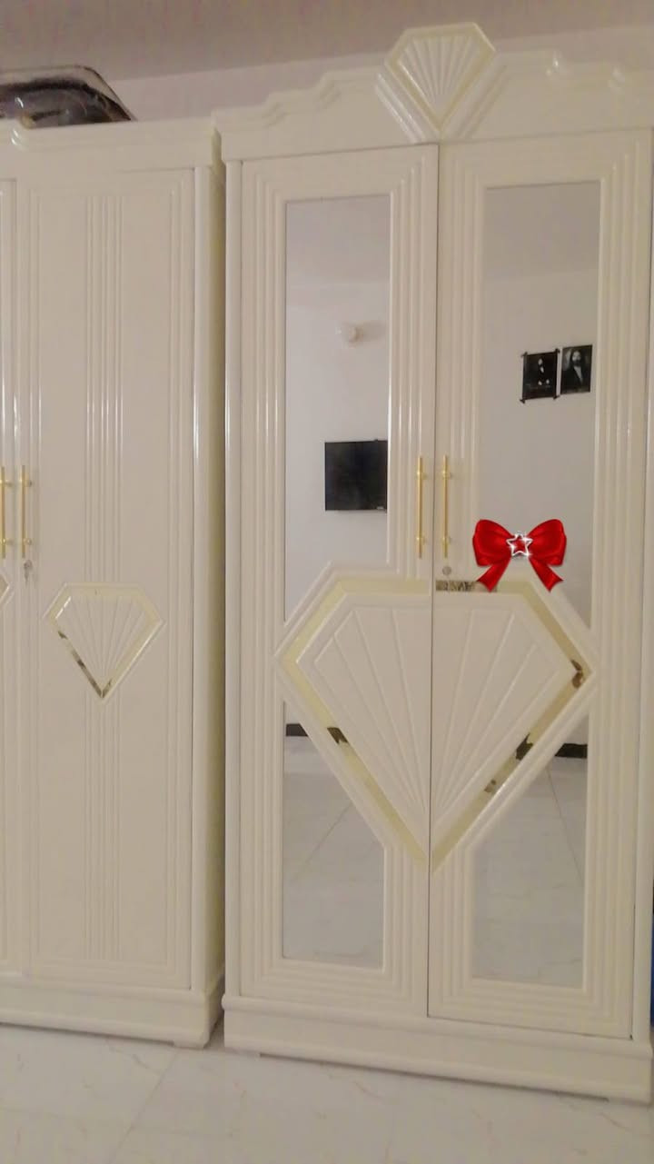 غرفه نوم خشب عراقي تصميم تركي الون اوف وايت 7 قطع مستعمل قليل نضيفه جدا سعرها مليون و 600 وبيها مجالل  للاستفسار مراسله الحساب او الاتصال ع رقم ‏‪***********‬‏ كربلاء
