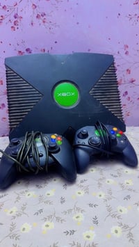 Xbox كلاسيك • شغال • ٢ يدات أصلية