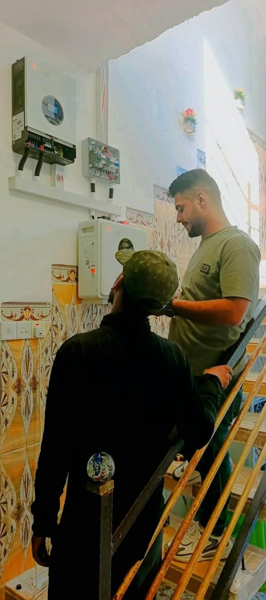 بسم الله 
وببركه الله 
نبارك للخال حسين بتنصيب منضومه شمسيه نضيفه صديقة للبيئة 
بقدره 
8    امبير نهارا 
5    امبير ليلا 
تتكون من 
#جهاز فلستي 17امبير
#بطارية فلستي 5ك واط ساعه
#الواح جنكو 635واط التصنيف الاول عالميا 
مع بقيه المكونات حديد مغلون واسلاك توصيل وجوزات حمايه وقواطع للاستفسار ***********او المراسله
