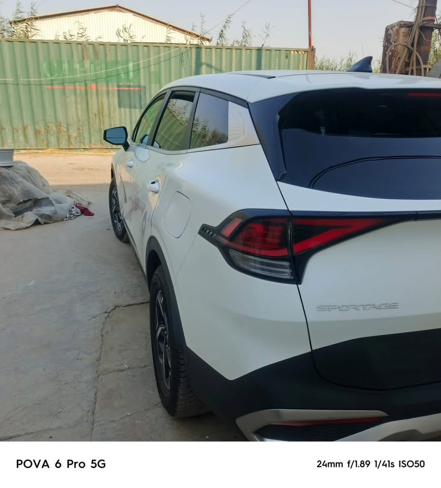 كيا سبورتاج 2023 وارد أمريكي (فحص مؤقت - غير مرقمة)
المواصفات العامة:
الموديل: 2023 
* المحرك: 4 سلندر
* الجير: أوتوماتيك
* نظام الدفع: أمامي (FWD)
* اللون: أبيض صدفي
* الداخلية: قماش أسود بحالة ممتازة
* الممشى: 80 ألف ميل
* المواصفات: تبريد قطعتين شاشة لمس أصلية تدعم Apple CarPlay و Android Auto، كاميرا خلفية، رادار وتحديد مسار، كشافات ونهاريات LED، أنظمة قيادة متعددة (Drive Mode)، تحكم ستيرن كامل، مثبت سرعة، مانع انزلاق.
* الحادث: ضرر بالجهة الأمامية اليمنى (جاملغ أيمن وباب تعديل/تصليح بسيط )، مرفقة صورة الحادث بأمريكا.
* 
* فحص مؤقت (غير مرقمة)، جاهزة للترقيم باسم المشتري مباشرة.
‎رقم الشاصي: KNDPU3AF2P7033655 
السعر المطلوب: ١٧٠ ورقة وبيها مجال بسيط للشراي 
📍 المكان: بغداد  
📞 للتواصل: ***********
