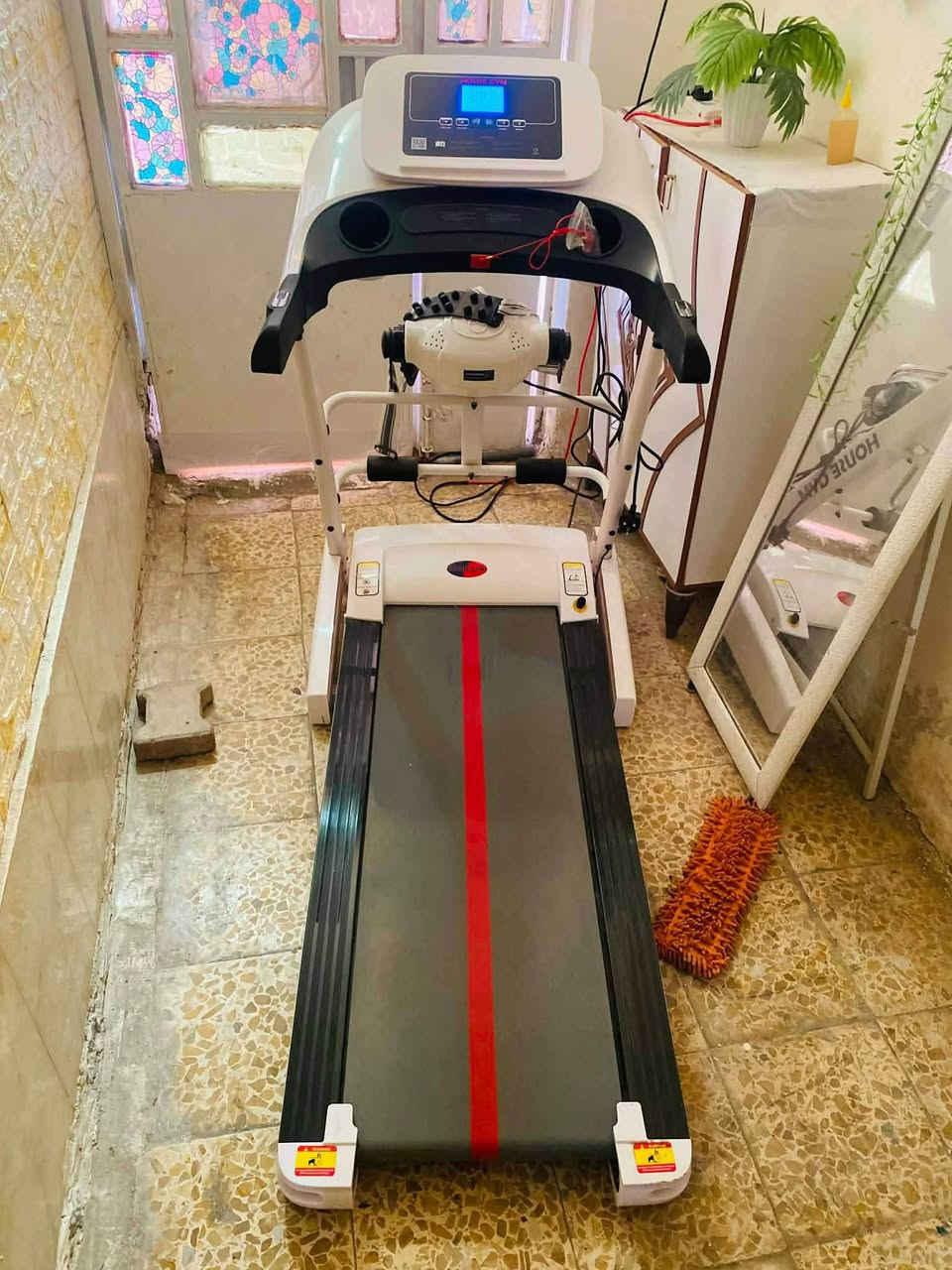 سلام عليكم
جهاز جري مستخدم قليل جداً 

مواصفاته  

- دبل ماطور

- تحمل وزن 150 كليو

- مع جهاز تكسير شحوم

- شاشة رقمية وقت

- السرعة

- مسافة

- دقات قلب 

قرص لف جذع

سماعات لربط الهاتف   عن طريق الاوكس والاستماع للموسيقى 

سعر 375
 للعلم الجهاز مستخدم استخدام قليل

مكاني ذي قار

يتوفر توصيل

للتواصل ***********
