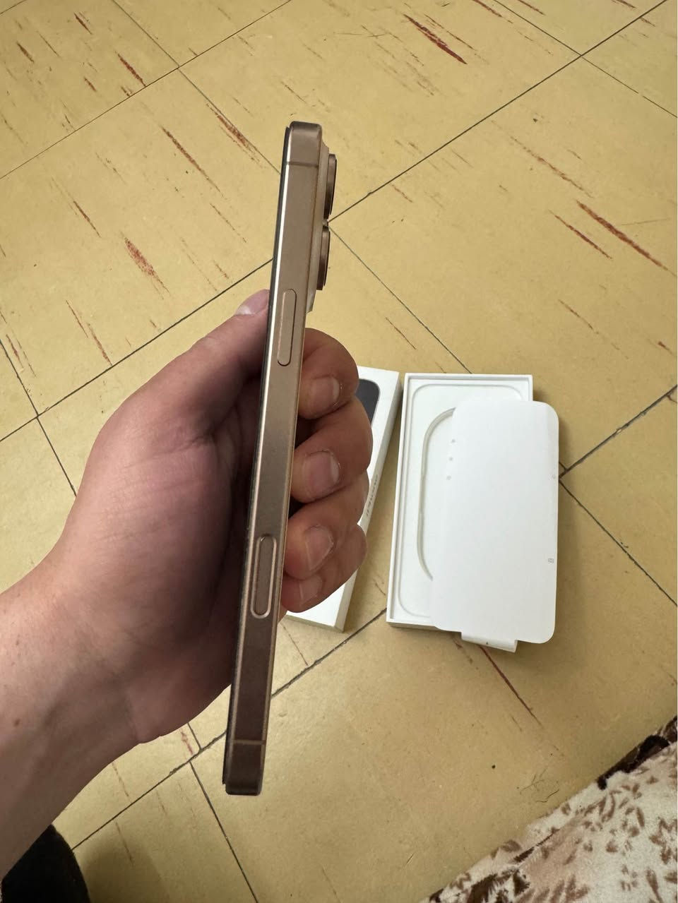 ايفون  16 pro max 
بطريه 90%🔋
نضافه 100/%
شرط جهاز ما مبدال كل شي نضيف 
سعر مليون 300 الف  
رقم مبايل ***********
بس وتساب شغال 
مكان موصل 
كرتون موجود 
كيبل ماكو موصل, نينوى
