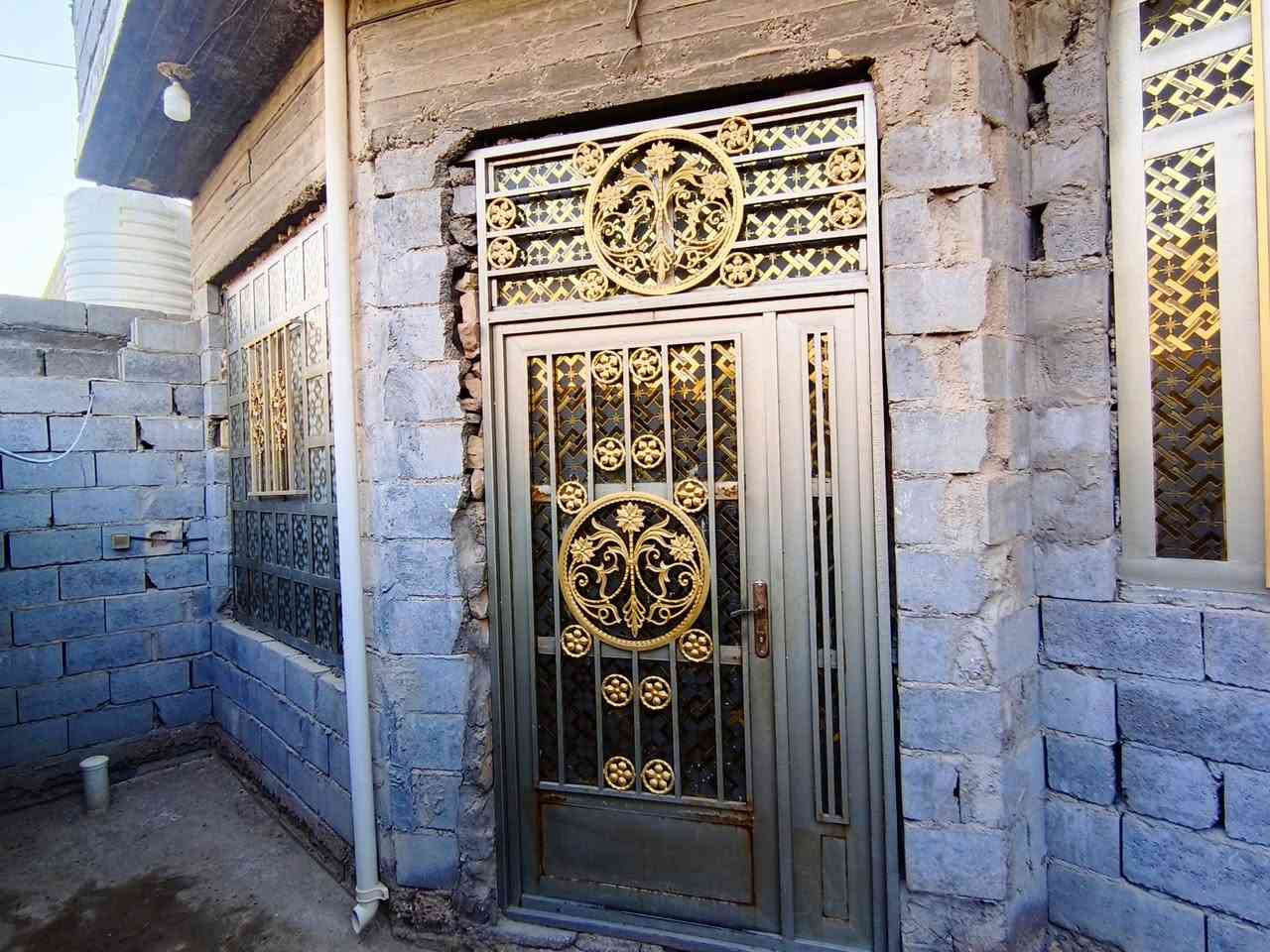 ‏منزل للبيع طابقين في حي الجولان الثانيه قرب جامع سعد بن معاذ..
‏المساحة 150متر الواجهه 11.5والنزال 13.5
‏البيت عبارة عن غرفتين وحدة فوك والثانية جوه وصالة وديوانيه مع حمامات اثنين..
‏السعر 80(بيه مجال). 
‏للأستفسار ‪***********‬
‏
