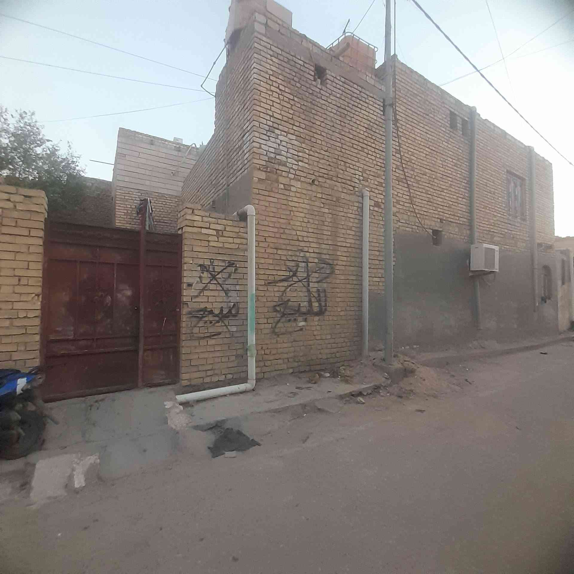 بيت للبيع حي العامل قرب السايدين المساحة ٢٠٠م استفسار ***********
