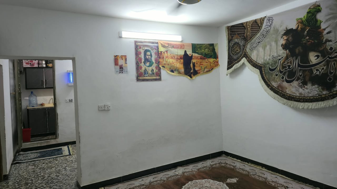 دار للبيع
١٢٠ متر يحتوي على ٢ غرف نوم  ( غرفة جوة و غرفة فوك ) واستقبال ومطبخ  وصالة عنوان حي طارق شارع الوسط نهاية شارع العريض تيل ٢٢ جهة زراعي ثالث بيت   لبيت متعوب علية 
للاستفسار *********** 
السعر 75 مليون وبي مجال حق جية
