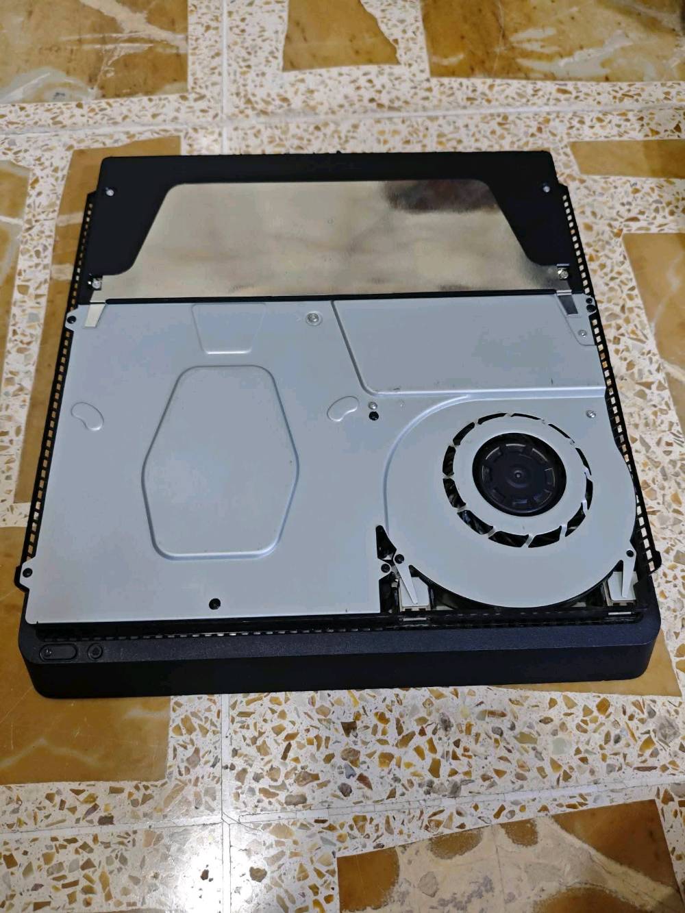 بلي فور سلم مهكر للبيع
نضيف ما مفتوح
نص تيرا
بيه العاب 
مع كامل الملحقات ويدتين يده اصلي والثاني تجاري
السعر 300 قفل