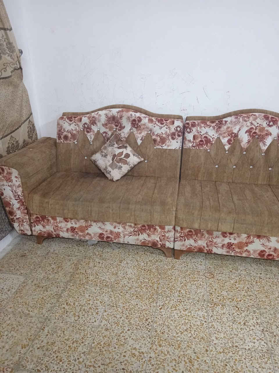 طخم للبيع ١١ متر سعر ٣٠٠ الف مكان حي سومر***********
