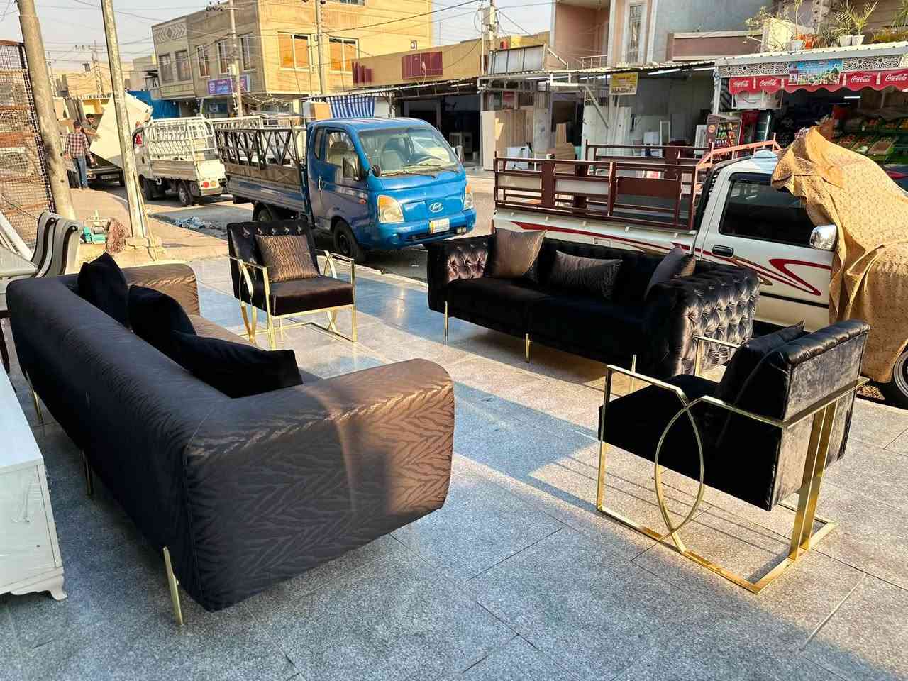 تخم قنفه 9 مقاعد نضافته 100‎%‎ تركي با موديل يطالي  بقماش الستن الناعم اسفنجه فول سوفت طبي  وهيكل با لكامل حديد  متانته قويه كلش متكون من كراسي عدد 2  وثلاثيه ورباعيه بلون الاسود + رباعيه اسود مطعمه بذهبي موديل تايكر 
 للستفسار تواصل خاص او واتس اب 
***********
***********
يوجد توصيل لجميع محافضات العراق وبا انسب الاسعار

