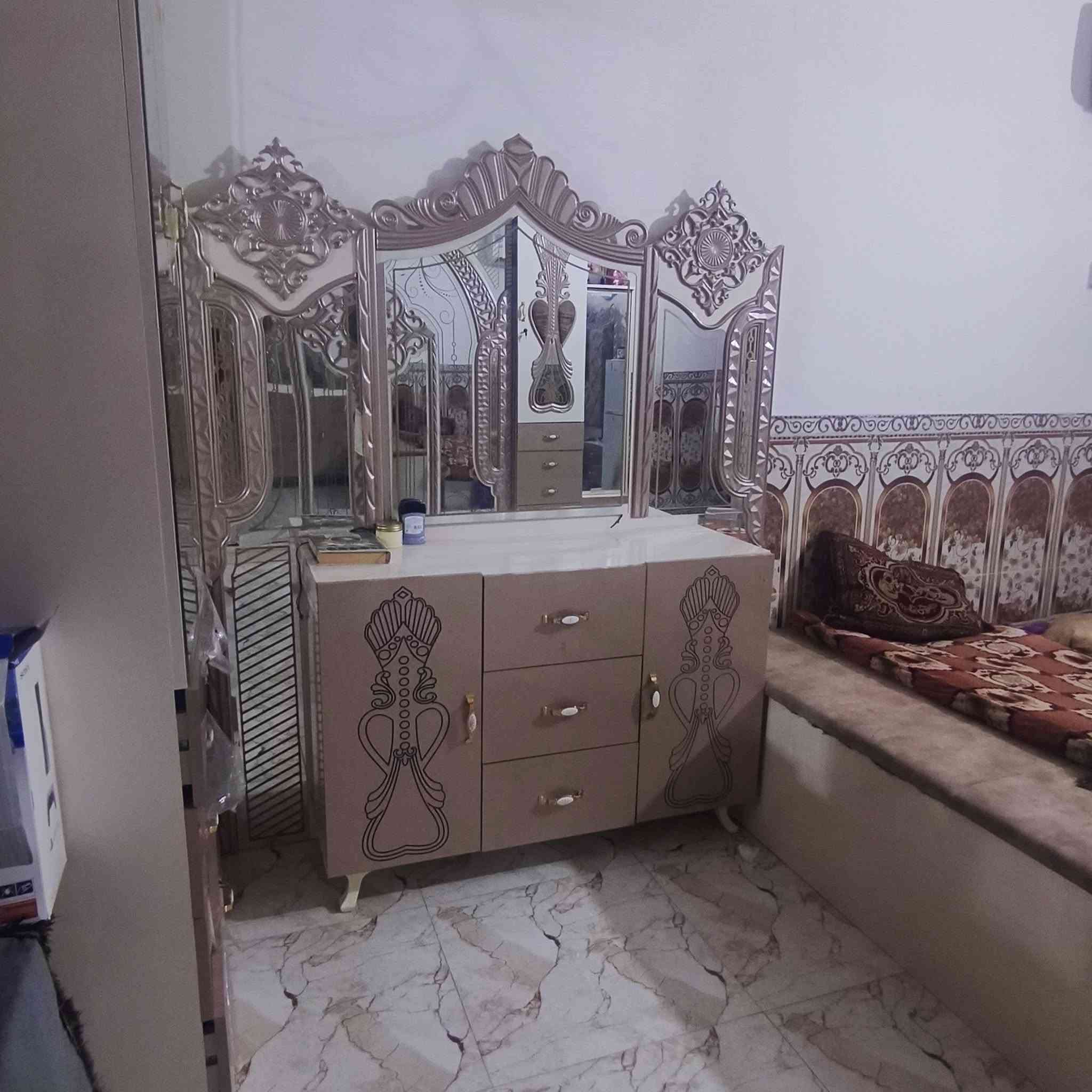 سلام عليكم
غرفه نوم مستخدمه قليل تركيه جديده مكان حبانيه الخالديه 
للاستفسار الاتصال ***********
