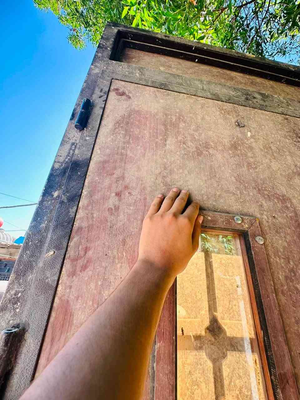 سلام عليكم باب قاصه للبيع نضيفه كلش  نضافته 80:/100يحتاجله جامه او غسل تغسله لا مشخطه ولا مضروبه العنوان بغداد الاعضميه قيم وخذ الرقم ***********
