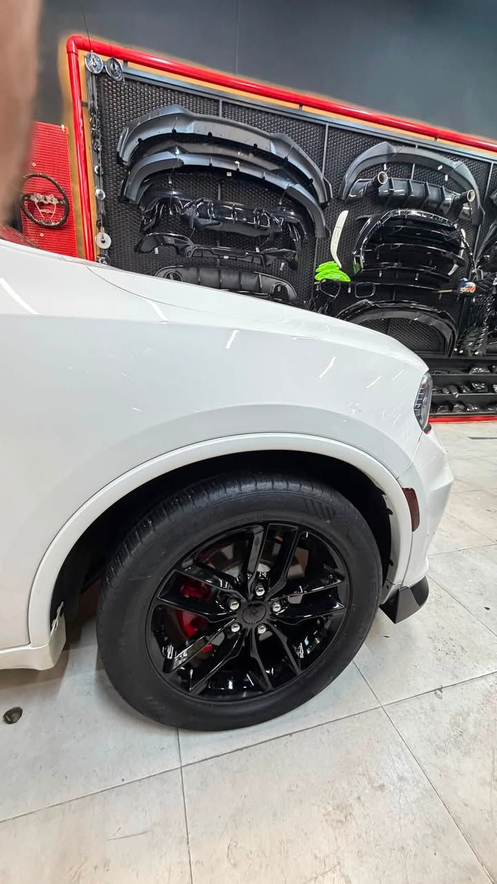 السلام عليكم•••
⭐ دورنكو GT  2021 — شكل رياضي محرك V6 

✨  المواصفات:
• الموديل: 2021
• الفئة: GT
• المسافة المقطوعة: 75 ميل
• المحرك: 3.6L V6 Pentastar
• القوة: 295 حصان
• القير: أوتوماتيك 8 سرعات
• الدفع: خلفي RWD
• اللون: أبيض صدفي بشذرة ✨
• عدد المقاعد: 7 VIP منفصل جلد بيجي بلاد
•فتحة سقف
•تشغيل عن بعد
•مرايات كهربائية
•جنطة كهربائي شفط
•توقف تلقائي
•تحديد مسار
•قيادة ذاتية
•مثبت سرعة
•ستيرن كهربائي + تدفئة ستيرن
•شفتات ستيرن
•درگة ستيرن GT حرف D
•كشنات تدفئة + تبريد
•خزن ميموري
•سماعات الباين
•تو ويل
•نظام ABS 
•رادار أمامي
•3 أنظمة قيادة NORMAL + ECO + SPORT
•شاشة كار بلي أبل + اندرويد
•3 قطع تبريد
•مسوي عليها اضافات كت كامل + تضليل 60‎%‎
•گير+ محرك + تبريد كفالة
• حدادية جديدة + باتري جديد السيارة جاهزه من كلشي الف دينار متصرف عليها

حادثها موضح بصور بالمنشور

📍 المكان: النجف الأشرف
💰 السعر: 290 ورقة 💵
📞 للاتصال والاستفسار: ***********
