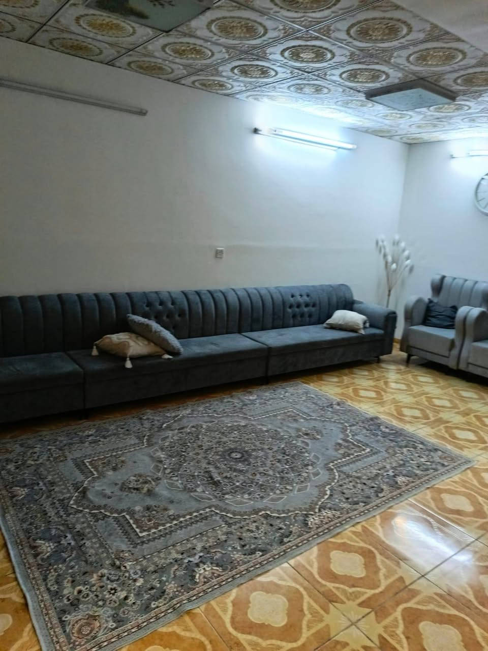 دار للبيع مساحة/187.5/متر واجه7.5طابقين 
نوع العقار:طابو ملك صرف 
عنوان:قادسية الثانية تقاطع أبو خطاب المربع الذهبي 
مواصفات كاشي،وسقف ثانوي
يحتوي على:استقبال،مطبخ،صالة،غرفتين نوم،مع صحيات،درج داخلي 
موقع مميز يبعد عن الشارع الرئيسي أقل من 10أمتار وعلى شارع عشرين كامل خدمات فرع تبليط مجاري وماء حلوو
سعر٢٢٠مليون وبيها مجال 
للاستفسار اكثر الاتصال على الارقام التالية:***********
