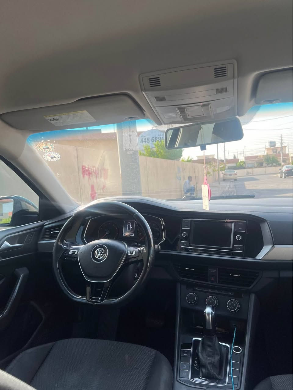 Jetta 2019 S  

مواسەفات s
کوشن هیتەر
شاشە گەورە
مواسەفاتی ناسراوە

دەرگای  پشت سەکن گۆراوە بە بیلاد بێ سبوغ
دەرگای سەکن سبوغە
٣ جێ Pdr ی گچکەی هەیە
١٠ دنک تەزرەی هەیە 
پێش و پشت کەپسە
ئێرباگ بەس شان تەقیە

٧٢ مایل  ڕۆیشتووە

نرخی ١١٨ وەرەقە و مەجالی زۆر کەم 
*********** أربيل, العراق
