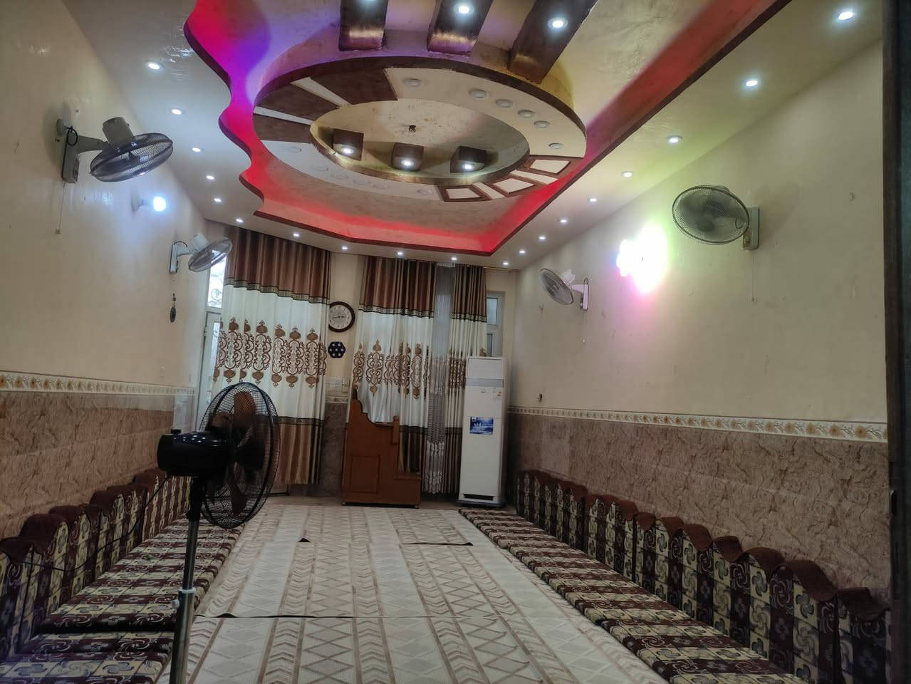دار للبيع 150مترحي العداله منطقة القضاة شارع 15 ثلاث طوابق أربع غرف نوم والطابق الثالث مشتمل للاستفسار خاص أو الاتصال على الرقم ***********
