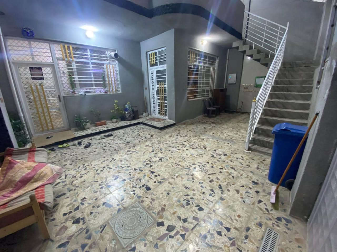 🏡 بيت حديث للبيع في الزعفرانية (السدة)
 المساحة: 180 متر (بناء حديث، ماء مستمر).
 الملكية: طابو زراعي (سند 25).
 الميزة: درج داخلي + درج خارجي (إمكانية فصل الطابقين بسهولة).
🔹 الطابق الأرضي:
طارمة، استقبال، صالة، غرفتين نوم، (2) ترك، (2) صحيات.
🔹 الطابق الثاني:
3 غرف نوم (واحدة سويت بحمام داخلي)، صالة، صحيات، بلكونة، سطح أول + سطح ثاني.
 للتواصل والاستفسار: ***********
سعر: 170

