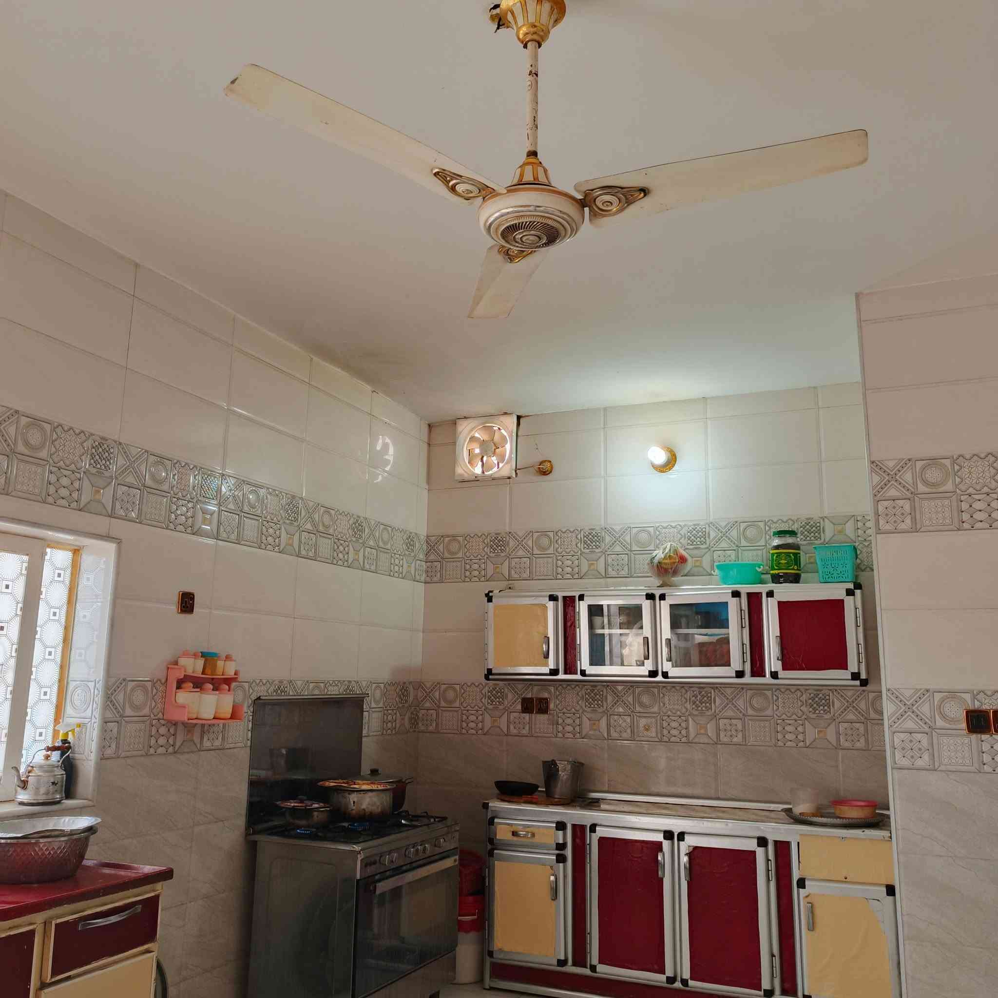 دار للبيع المساحه 240متر طابو صرف اربع غرف نوم  واستقبال ومطبخ وهول اول وثاني بناء درجه أوله كله طابوك والطابق الثاني ثرمستون وخدمات كامله مي وكهرباء وتبليط السعر 175ومجال بصيط المكان حي السلام نهايت شارع سنتر انوار القمر للاستفسار الاتصال ***********
