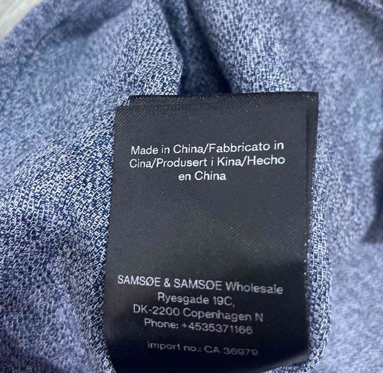 الماركة: Samsøe & Samsøe (علامة تجارية دنماركية شهيرة بتصاميمها السكاندينافية البسيطة والحديثة).  
​
​المقاس: XL

عرض الصدر: 60 سم

الطول: 75 سم

طول الردن: 68 سم 

​الخامة: 100% قطن عضوي 

​بلد الصنع: الصين

​يتراوح سعر قمصان Samsøe Samsøe من سلسلة Liam BX جديدة بين 100 إلى 110 يورو (ما يعادل تقريباً 105 - 120 دولار أمريكي).

السعر: 55 الف مع التوصيل
