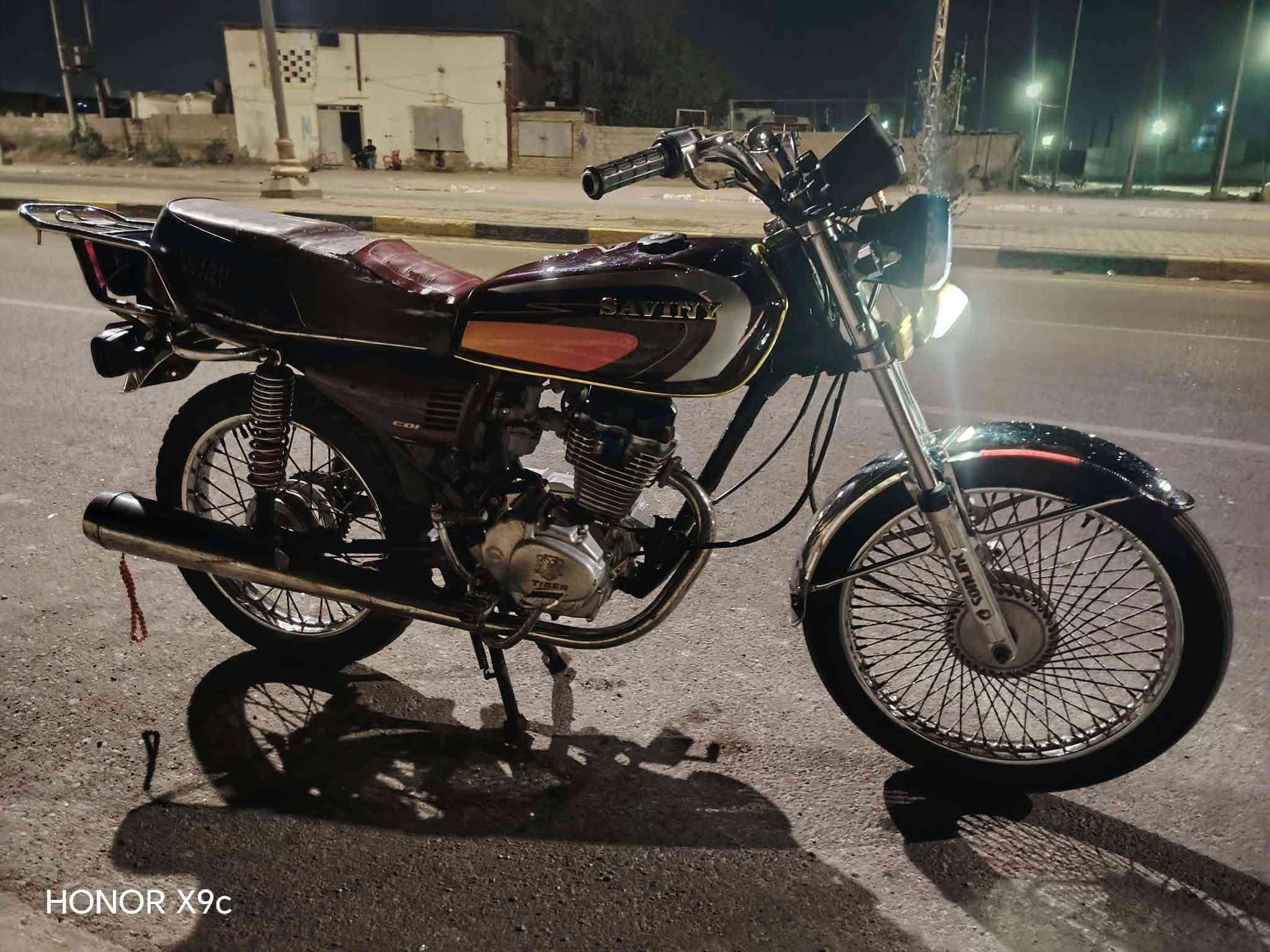 سلام عليكم تايكر موديل 20 وراق بغداد بيه 2 وراق  دراجه كلش نضيفه
محرك  خير من الله شرط فصله وسرعه ومعدل 

دراجه كلشي بيه شغال  دبلات خلفي امامي شغال

بريك شغال دشبول شغال شاير شغاله عده بس وحده 

تايراته جدد  سعره 400 وبيه مجال قليل رجائن لمو شراي 

لا يدخل ولا ينتصل  مكاني صويره ***********

نص مكتوب في الصور:
- HONOR X9c