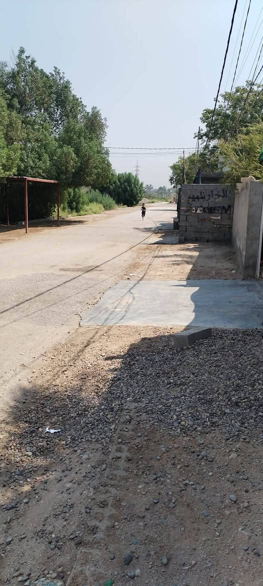 @إشارة 
بيت مع قطعه ينباع كلمن وحد اوثنينهم  للبيع في بابل الحصوه منطقة الاشجيريه قرب السيطره مساحةالبيت 200متر  ومساحة القطعه 120 متر سند25 تحويل مباشر 
التفاصيل يحتوي ع غرفتين ٦ ،٥متر
وصاله ٧.٥م ومطبخ واستقبال ١١ ،٤ م
وصحيات خارجيه البيت يحتاج إكمال نقص سيراميك وسقوف ثانويه او لبخ بناء 2015 خدمات كامله شارع تبليط ماء وكهرباء وكلشي متوفر منطقه هادئه وحلوه
للاستفسار الاتصال على الرقم 
*********** الفلوجة, الأنبار
