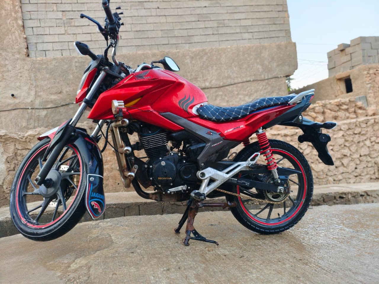 السلام عليكم
ماطور هوندا موديل 2017محرك 125cc مبدل محرك 150cc 

لون احمر 
الماطور نضيف كدام عينك 

#ملاحضه: الماطور مكمرك كامل بس ترقم 

++ويا محركه القديم هديه مبي شي فقط دخان خفيف 

السعر 850الف وبي مجال 
للتواصل خاص او 
+964 781 664 3525
***********
