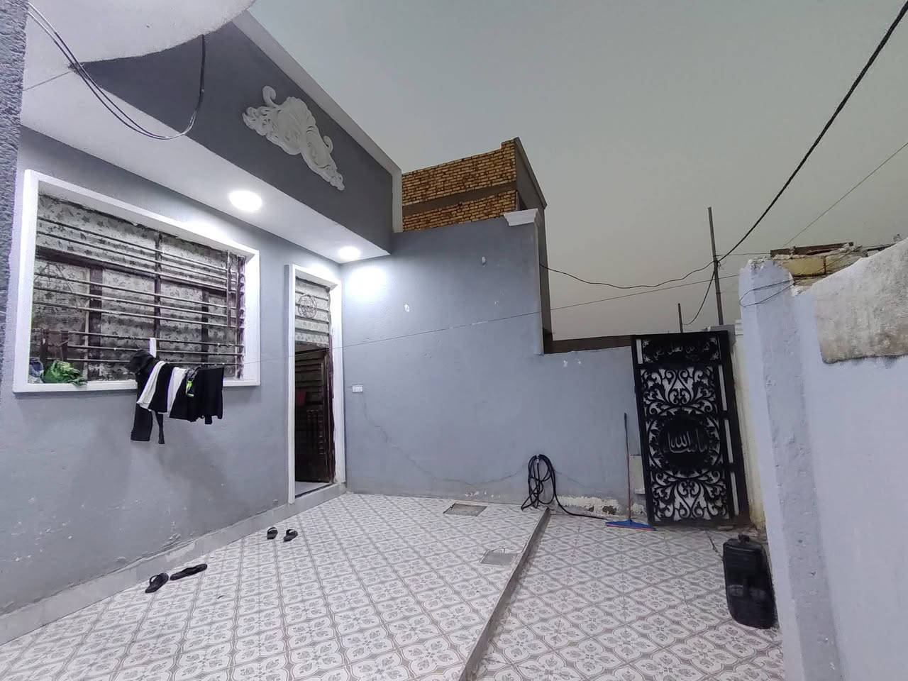 السلام عليكم دار سكن حديث للبيع في الكوت منطقة حي الحكيم نزلة الوائلية بالقرب من شارع الصب مساحتة 200م وشارعة 9م البناء طابوق درجة اولى والسقف صب مسلح والارضية والجدران سيراميك ويتكون البيت من غرفتين نوم وصالة واستقبال ومطبخ وصحيات داخلية وخارجية ومرقم من قبل البلدية السعر 70 وبي مجال الاستفسار الاتصال على هذا الرقم ***********
