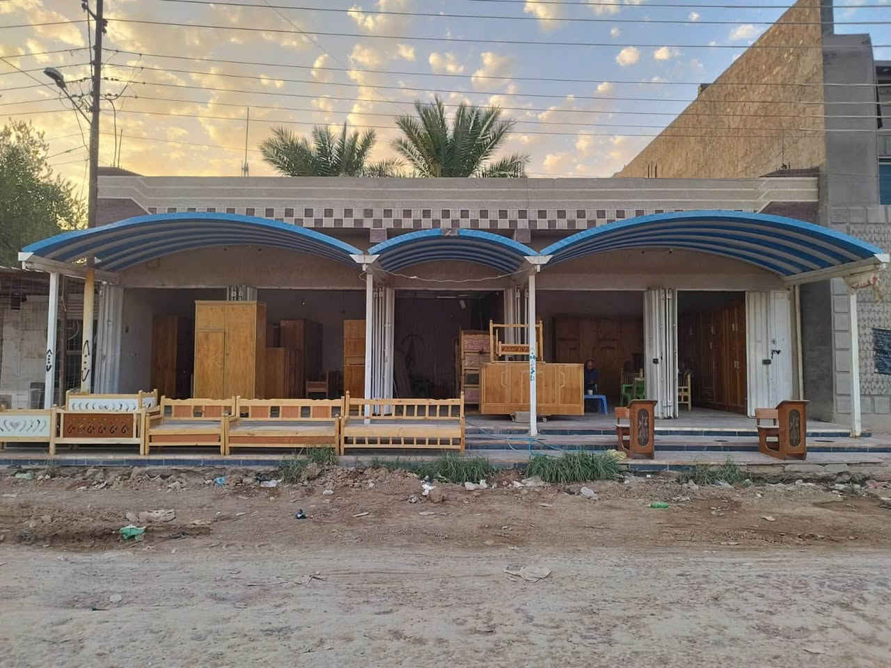 قطعة أرض تجارية المساحة 300 متر تحتوي على محلات عدد ( خمسة) ومشتمل رقم القطعة 670/2/4 
الموقع: ناحية الوحدة/ حي الزهراء/ منطقة المعمل / مدخل المنطقة / تبعد 120 متر عن شارع بغداد- كوت.
للاستفسار: ***********
