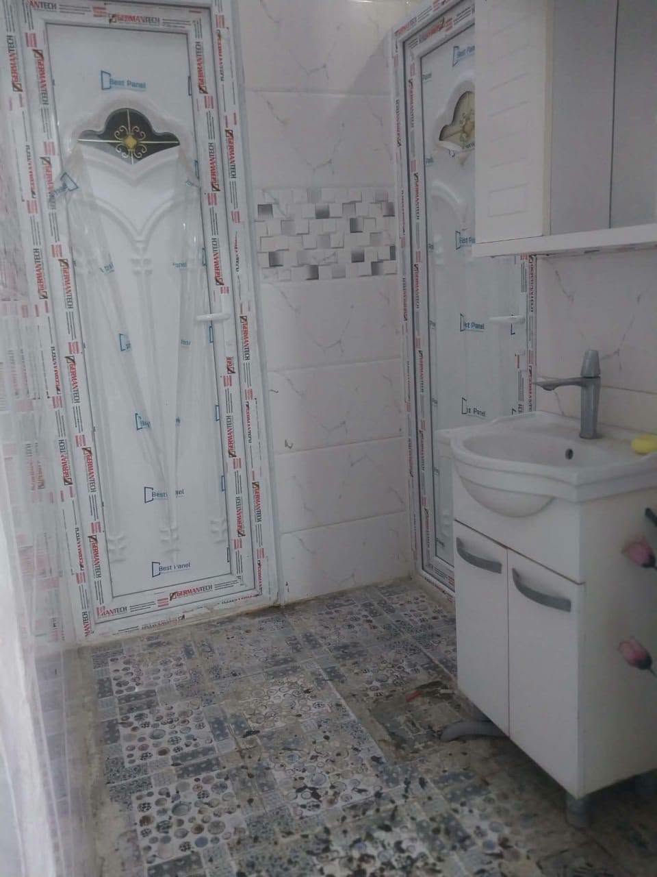 دار للبيع مساحه 300 متر طابو زراعي البناء 150 والباقي 150 حديقه مرقم بلديه 
اساس صب بناء طابوك سقف صب 
يحتوي الدار على غرفتين نوم وصاله ومطبخ واستقبال مغاسل داخليه و خارجيه 
الموقع الكوفه البراكيه شارع المطار القديم خلف اسواق الامير 
السعر 43 مليون وبي مجال للتواصل الاتصال على الرقم 
***********او مراسله الصفحه مكتب حسين الياسري للعقار والمقاولات
