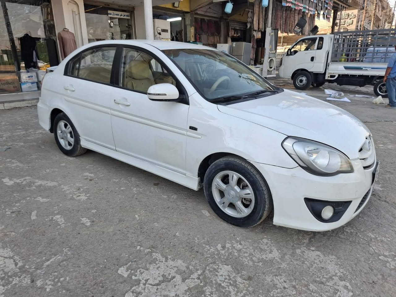 السلام عليكم اخوان للبيع هونداي اكسنت خليجي موديل 2011 رقم اربيل الدولي رقم وسنويه وهزه جديد تحويل او وكاله مضمون محرك 1600 سياره بيها حادث وبيعها على حادثه السعر مناسب جدا لشراي للاتصال بل رقم *********** مكان سياره بغداد
