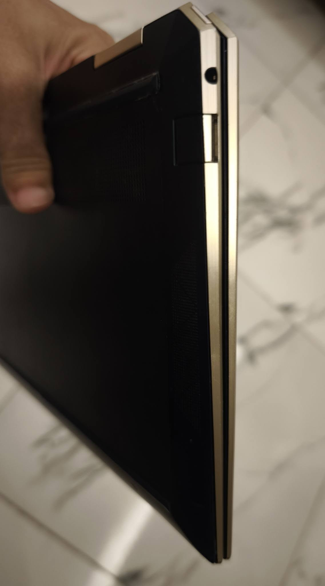 HP Spectre x360 4k touch
الموديل: HP Spectre x360 Convertible 13-aw0059TU

المعالج: Intel® Core™ i7 (الجيل العاشر) 

الشاشة: 13.3 4k UHD لمس قابلة للطي 360 درجة لاستخدامها كـ Tablet

الذاكرة العشوائية: 16GB LPDDR4 بسرعة عالية 3733MT/s  

مساحة التخزين: 512GB SSD

كارت الشاشة: Intel® Iris® Plus Graphics

2 منفذ USB Type-C thunderbolt للشحن 
منفذ 1 usb type A

 الصوت: سماعات احترافية بدعم من Bang & Olufsen

ملاحظة:البطارية مستبدلة فقط واداؤها طبيعي

السعر 750 الف

***********
بغداد / المعلمين
لايوجد توصيل
