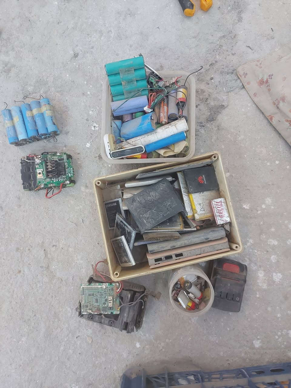 للبيع بطاريات ليثيوم +bms مشكل كما موضح للبيع اكتب سعر مناسب و بالعافيه . سبب البيع عدم التفرغ . عنواني بغداد يوجد توصيل ***********
