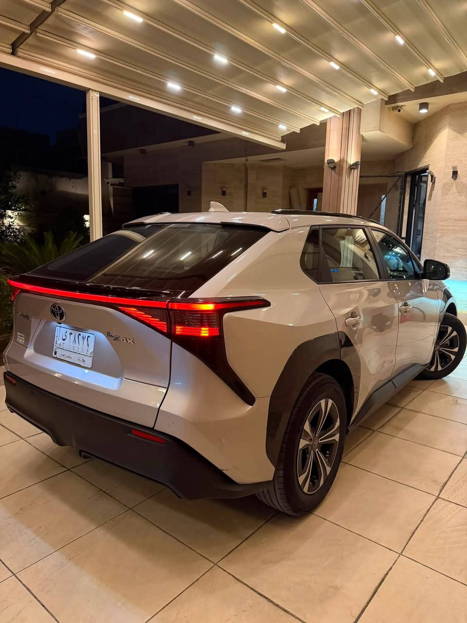 للبيع سيارة Toyota bz4x كهربائية بلكامل
2022، كهرباء بالكامل، بأعلى

مواصفات (فول مواصفات) وحالة

ممتازة جدا والمواصفات صيني

• الموديل: 2022.

• المسافة المقطوعة: 31 ألف كم

فقط (شبه جديدة) واستخدامي الشخصي

• المدى (Range): تقطع مسافة تصل إلى 500 كم بالشحنة

الواحدة. ويتغير حسب ضروف الاستخدام

حجم البطارية:  (71.4 kWh في هذا الموديل) يجي وياها الشاحن المنزلي الخاصة بيها

المواصفات والرفاهية

. التصميم الخارجي: سقف بانوراما، مري جانبية شفط (أوتو)، نظام بصمة للدخول والتشغيل.

• المقصورة الداخلية: مقاعد جلد

فاخرة (كهرباء) مع نظام ميموري

لحفظ الوضعيات.

• الراحة: نظام تدفئة وتبريد للمقاعد والمقود لتوفير أقصى درجات الراحة في كل الفصول.

• النظام الصوتي: سستم صوت jbl العالمي لتجربة صوتية

محيطية ونقية.

• التحكم: كير ماوس متطور، وتبريد بتحكم عن طريق شاشة لمس ذكية.

الشاشة جبيرة والدقه والالوان ممتازه جدا   وتدعم Apple CarPlay و Android Auto لاسلكي عم طريق تحويلة فلاش

الأنظمة الذكية والأمان:

• الرؤية: كاميرات 360 درجة

محيطية تمنحك كشفا كاملا

للطريق.

أنظمة الأمان المتطورة (Toyota Safety Sense):

 رادار أمامي: نظام منع الاصطدام وتحديد المشاة (Pre-Collision System).

 تحديد مسار: نظام الحفاظ على المسار والقيادة الذاتية المؤقتة (Lane Tracing Assist).

 كشف النقاط العمياء (Blind Spot Monitoring):  

 رادار خلفي: للتنبيه عند الرجوع للخلف من السيارات المارة.

Auto Park مساعد القيادة: نظام •

(ركن ذاتي)، وAuto Hold لتسهيل

القيادة في الازدحام.

• الثبات: نظام نزول المنحدرات،

عزل السيارة ممتاز جدا والقياده سلسه وناعمه والي يريد يشوفه يجي وهلا بي

السعر 24 الف دولار وبي مجال  للشراي

للاستفسار  : ***********
