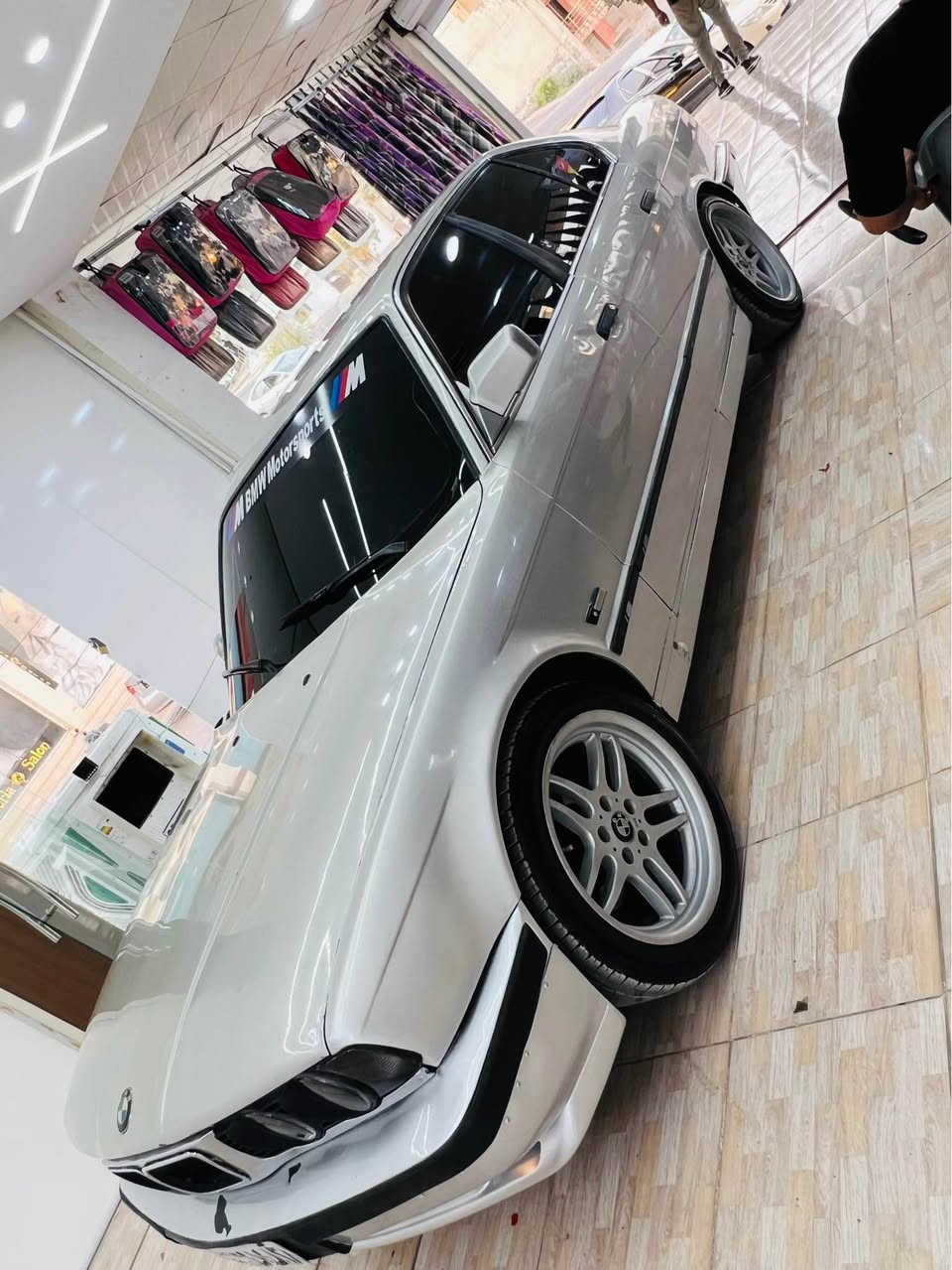 Bmw 525 گێر عادی 
مودیل 1992
ئارم پلاستیک هەولیر بەشەرت ئارم ئوەلیات
سعری ٣٨ گلا معامەلە 
پێشو پشتی کەپسە لیدانی نیە 
موسو براوەی بەشەرتە 
گێرو مەکینەی بەشەرتە 
تەقەو رەقەی نیە 
مەسروفی تیا نیە ئەت دەمی بەس بەنزینی تیکەیت 
٢٥٠ تیابو من ٥ گلا دەبرم سەیارەکە زۆر زۆر بەقۆتە 
قۆتی لەقەدەر خوی نیە بەس ماشاالله ی دەویت 
مواسەفات:
مەکینە کەپس 
جام کارەبا 
لایت ئەلقە 
پێش گەورە 
ویلی M18 دوسایز 
بلوتوز تەنزیل 
سوکانی M
دەعامی M
شوین کۆیە موشتەری تەلەفون بکە فایبەرو واتسئەپ کراوەتەوە: *********** كويسينجاك, أربيل
