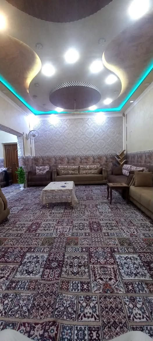 ٣٠٠م • ٥ غرف • قرب مدرسة الخندق