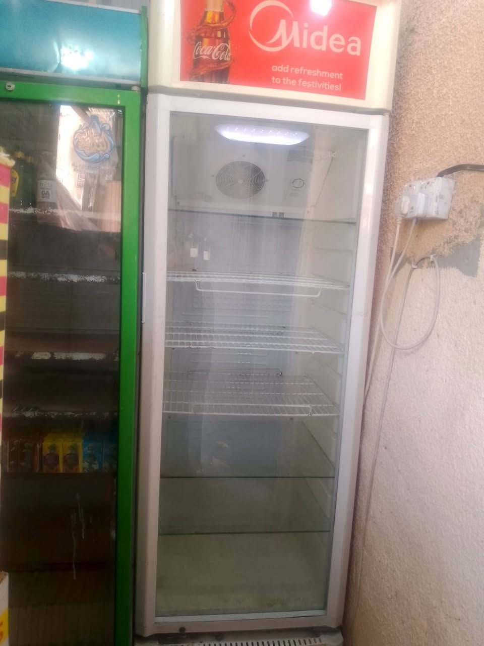رفوف مال سواق ويهن بعض مواد للبيع
عارضات 2 شغالات  بس وحده نقصهه غاز ثانيه كامله 

سعر 200 يرادلهه غاز ثانيه كامله 250
تصال ***********
