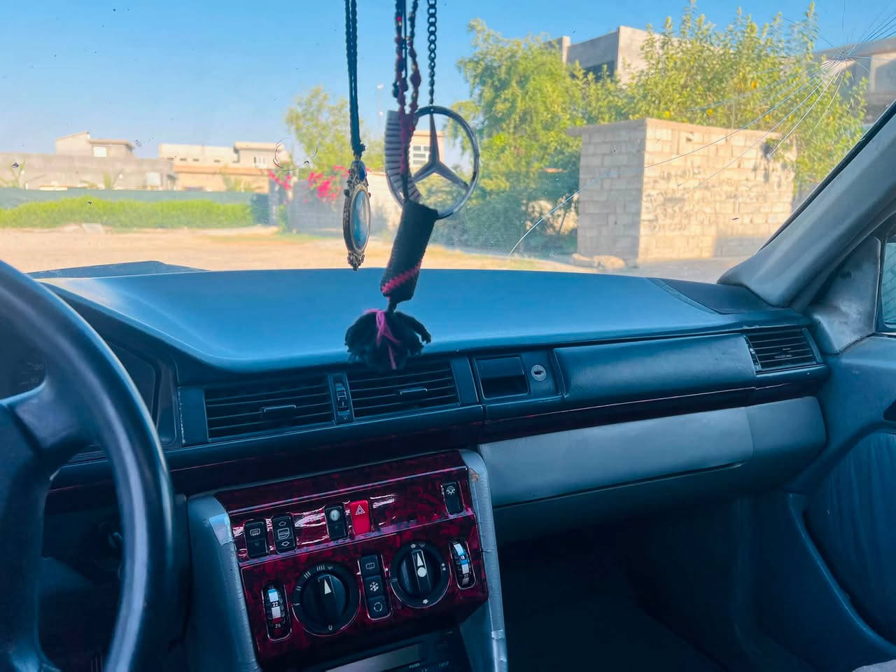 السلام عليكم ،  إليكم :

### ✨ **للبيع: مرسيدس  ** ✨

  المميزة:

🔹 **الموديل:** 1990

🔹 **المحرك:** بطة 2.5

🔹 **النظام:** ديلكو

### 📋 **المواصفات والمميزات:**

✅ **الإطارات:** 4 تايرات جديدة تماماً.

✅ **الصدر:** تم تجديد الصدر الأمامي والخلفي بالكامل.

✅ **الكهربائيات:** كافة المنظومة الكهربائية شغالة وبحالة ممتازة.

مكان السياره ديالى  السعدية 

💰 **السعر:** 55وبيه مجال

📞 **للتواصل والاستفسار:**

*************.*
