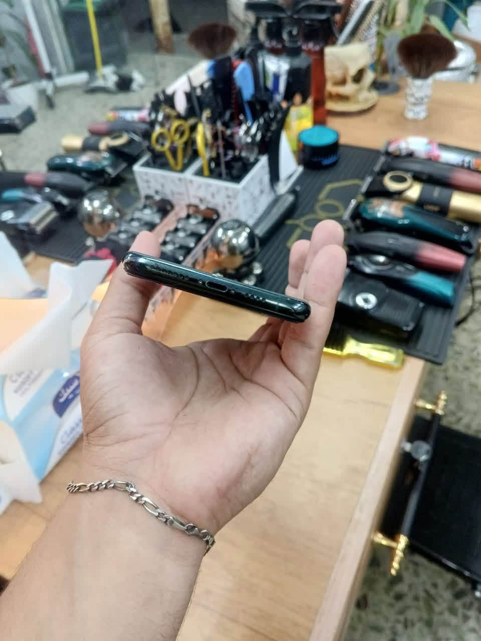 سلام عليكم ١١ برو ماكس ذاكره ٢٥٦ الجهاز نضيف مبدل شاشه اصليه والبطاريه مرفوعه بس سعره ٢٥٠ وبي مجال مكاني بغداد حي النصر  رقمي ‭***********‬ فقط واتساب
