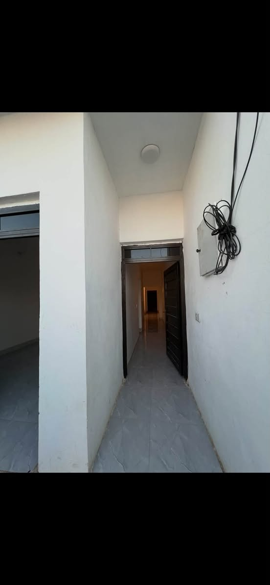 السلام عليكم بيت بحي بلفرسان البيع 
مساحه 100 عند جامع روف رحيم 
سعره 33
رقم. ***********
